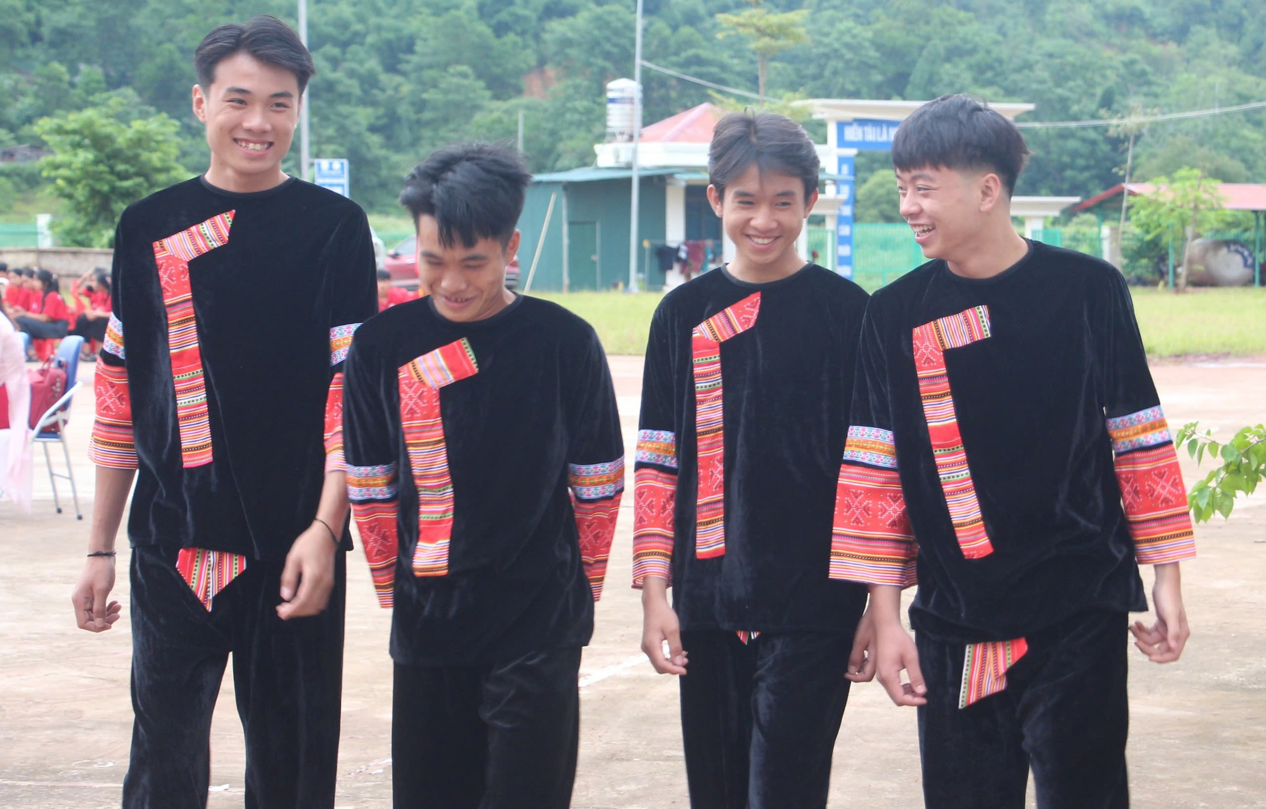 Học sinh v&ugrave;ng lũ T&acirc;y Bắc n&ocirc; nức ch&agrave;o đ&oacute;n năm học mới- Ảnh 1.