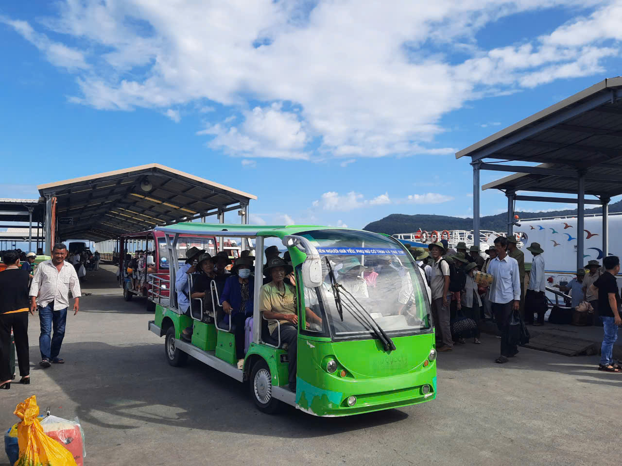 Tạm dừng hoạt động tất cả c&aacute;c t&agrave;u ph&agrave; ra v&agrave;o đảo ở Ki&ecirc;n Giang- Ảnh 1.