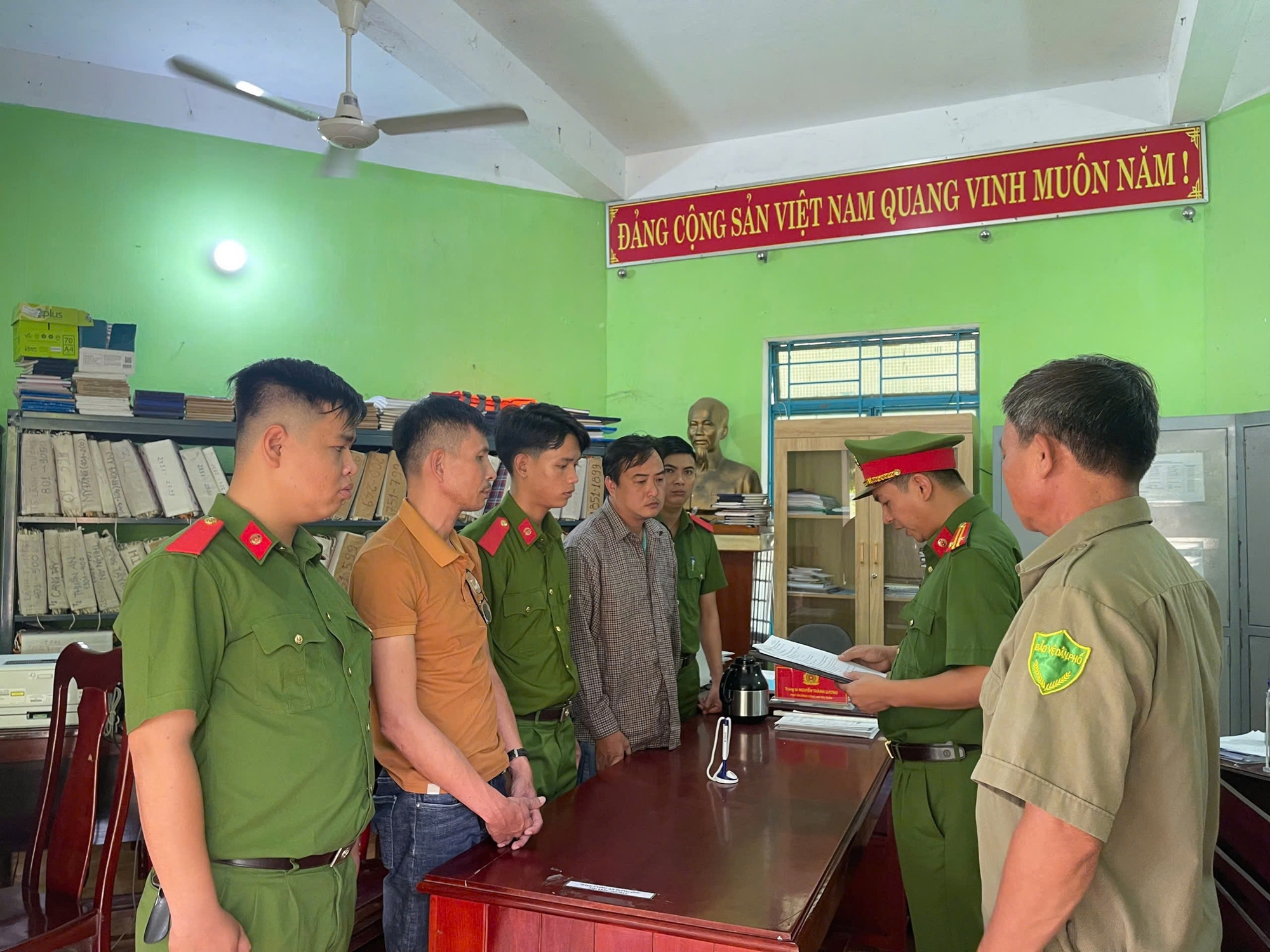 Lừa chạy &aacute;n đ&aacute;nh bạc, 2 đối tượng chiếm đoạt h&agrave;ng trăm triệu đồng- Ảnh 1.