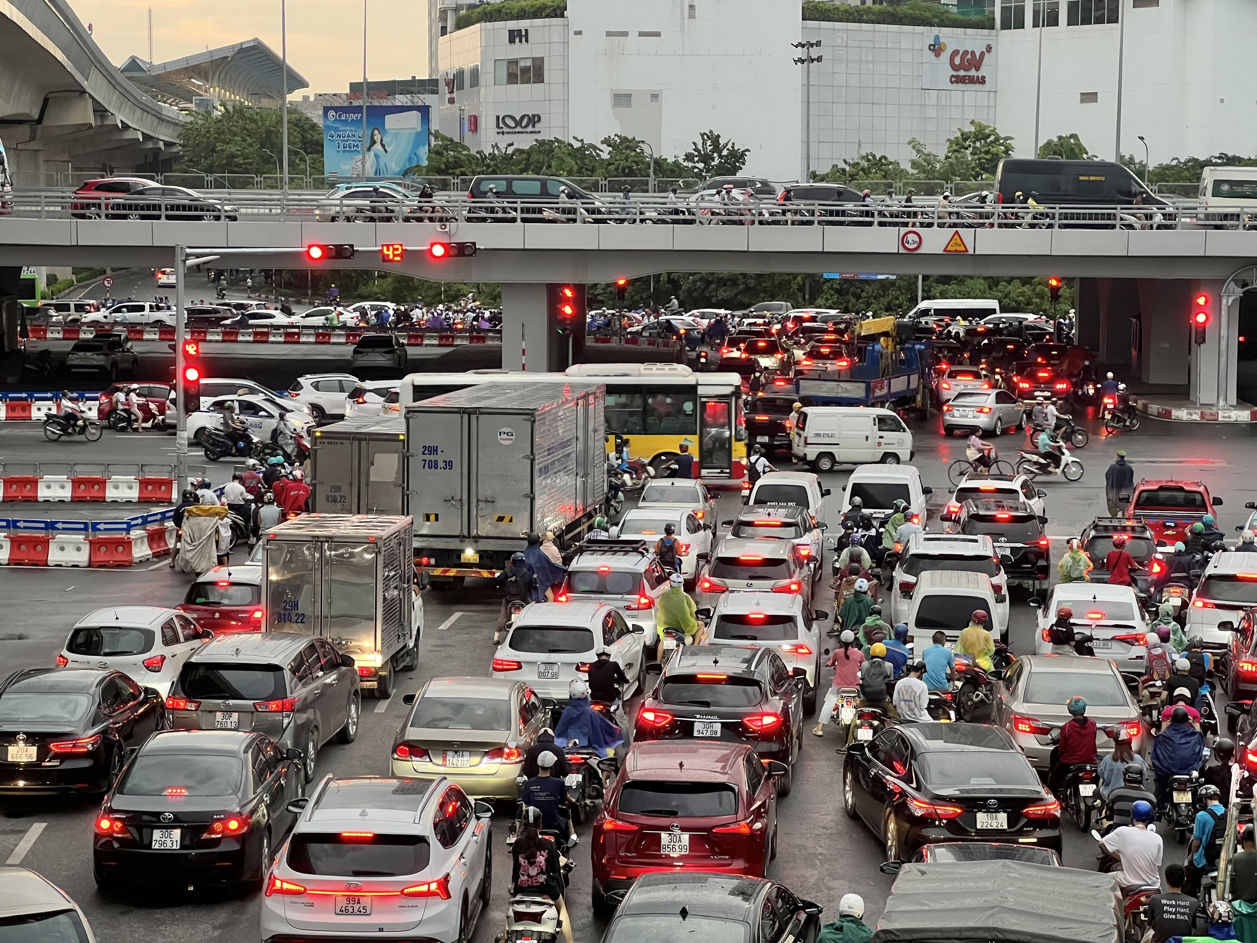 H&agrave; Nội: Nhiều tuyến đường tắc cứng sau trận mưa d&ocirc;ng trước b&atilde;o số 3- Ảnh 3.