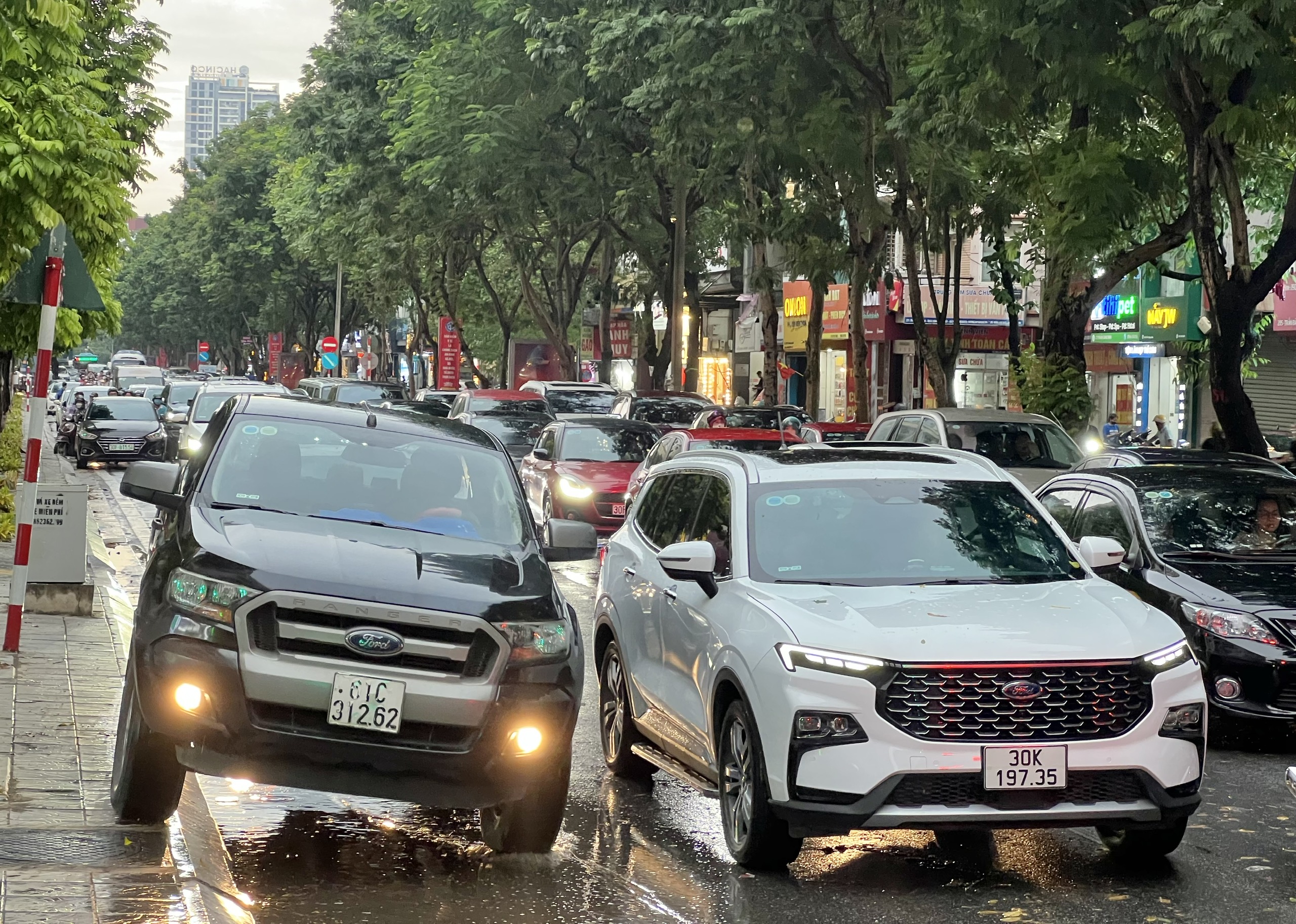 H&agrave; Nội: Nhiều tuyến đường tắc cứng sau trận mưa d&ocirc;ng trước b&atilde;o số 3- Ảnh 14.