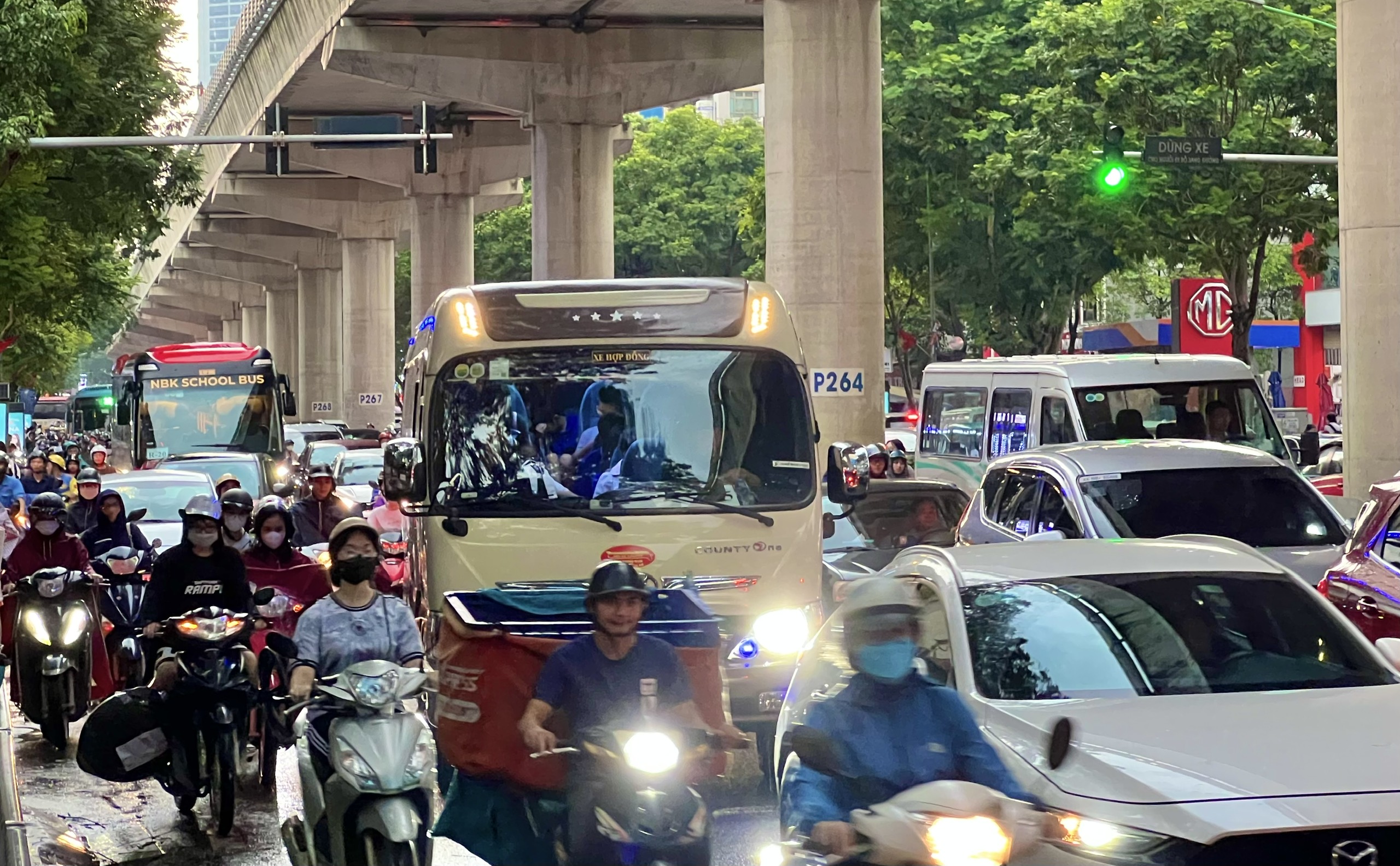 H&agrave; Nội: Nhiều tuyến đường tắc cứng sau trận mưa d&ocirc;ng trước b&atilde;o số 3- Ảnh 7.