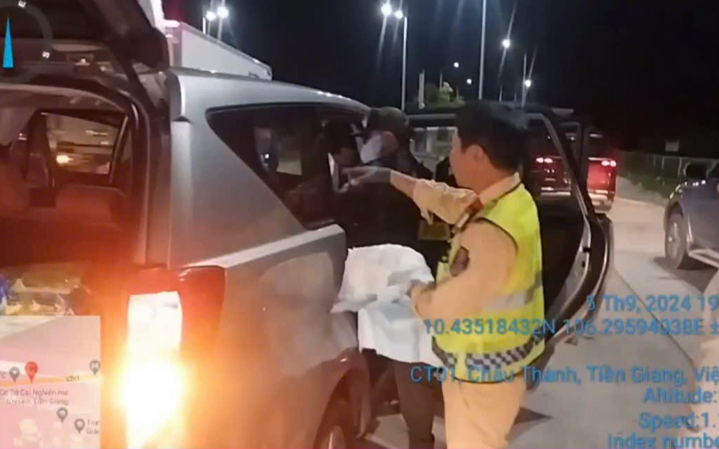 Cảnh s&aacute;t giao th&ocirc;ng h&oacute;a 'b&agrave; đỡ' gi&uacute;p sản phụ sinh đ&ocirc;i khi &ocirc; t&ocirc; đang tr&ecirc;n cao tốc