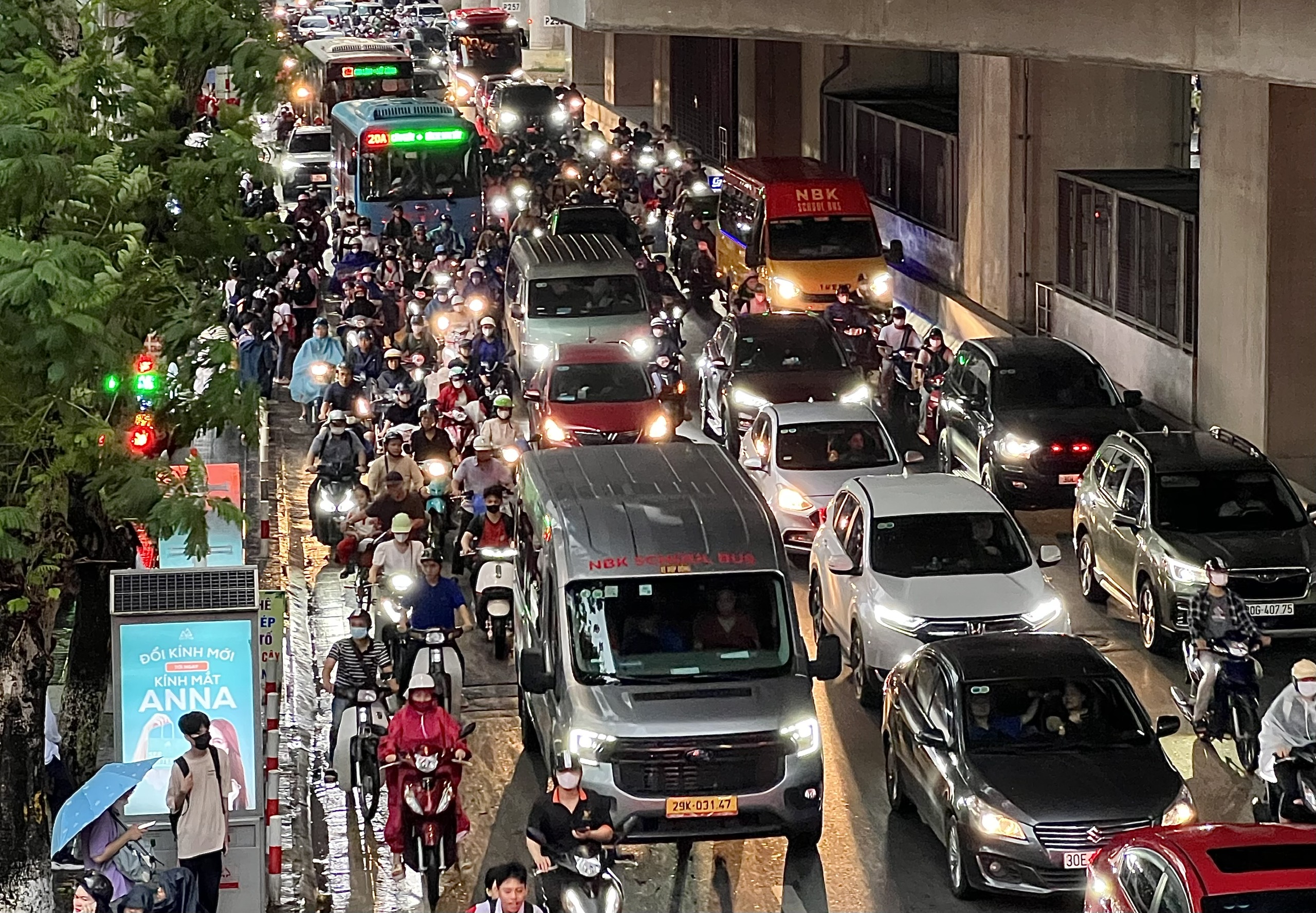 H&agrave; Nội: Nhiều tuyến đường tắc cứng sau trận mưa d&ocirc;ng trước b&atilde;o số 3- Ảnh 4.