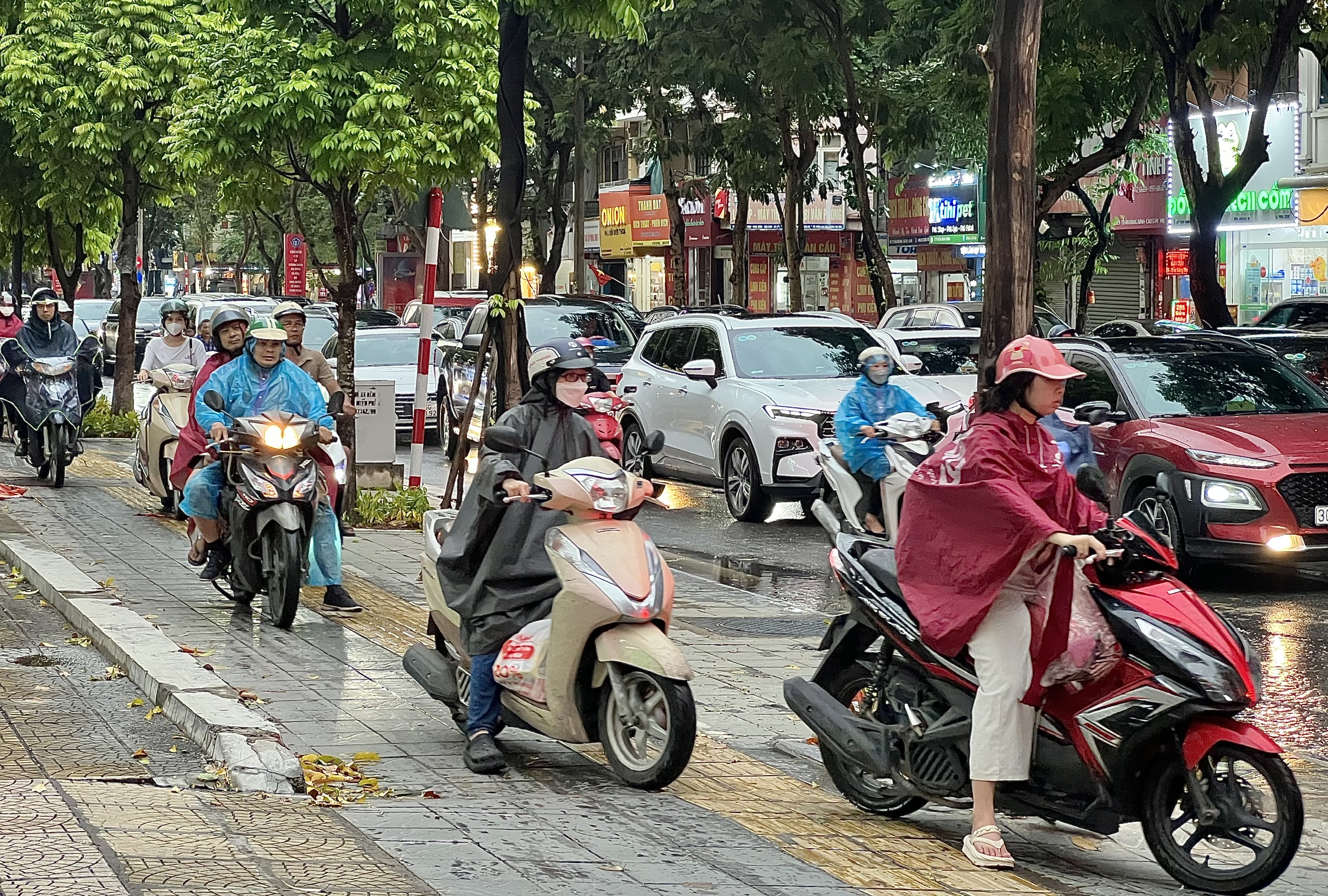 H&agrave; Nội: Nhiều tuyến đường tắc cứng sau trận mưa d&ocirc;ng trước b&atilde;o số 3- Ảnh 6.