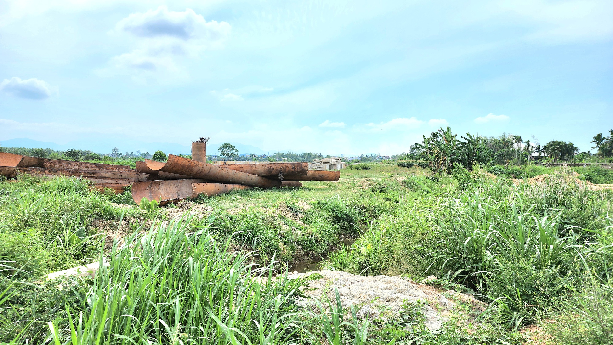 Đỏ mắt tìm chủ đất bồi thường làm đường 3.500 tỷ- Ảnh 2. Đỏ mắt tìm chủ đất bồi thường làm đường 3.500 tỷ- Ảnh 2.