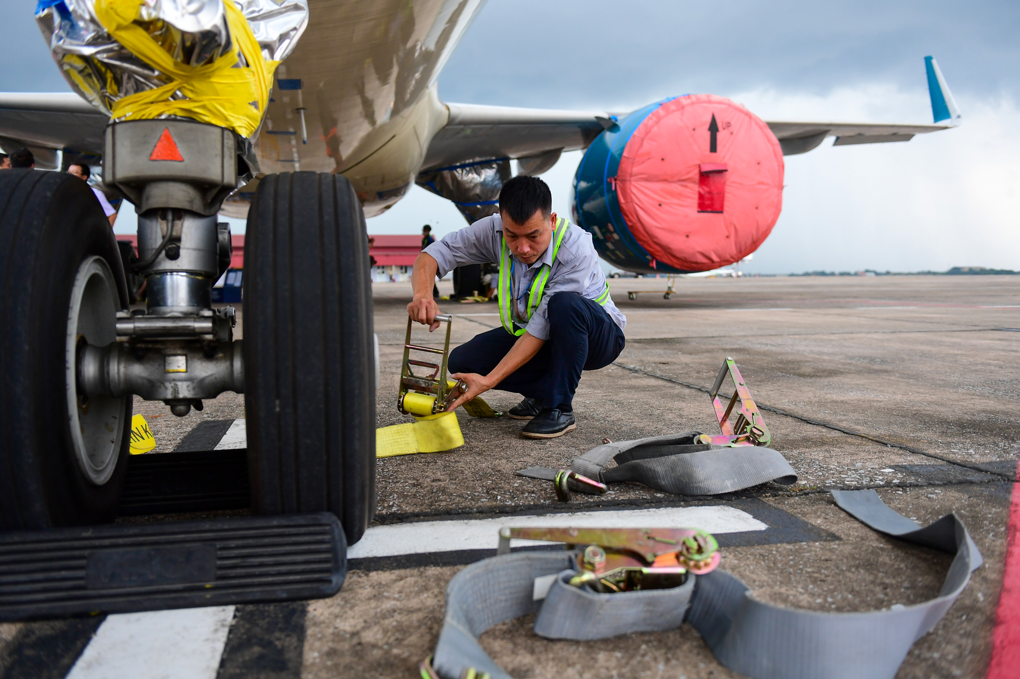 Tận thấy chằng n&eacute;o t&agrave;u bay tại s&acirc;n bay Nội B&agrave;i trước b&atilde;o số 3- Ảnh 2.