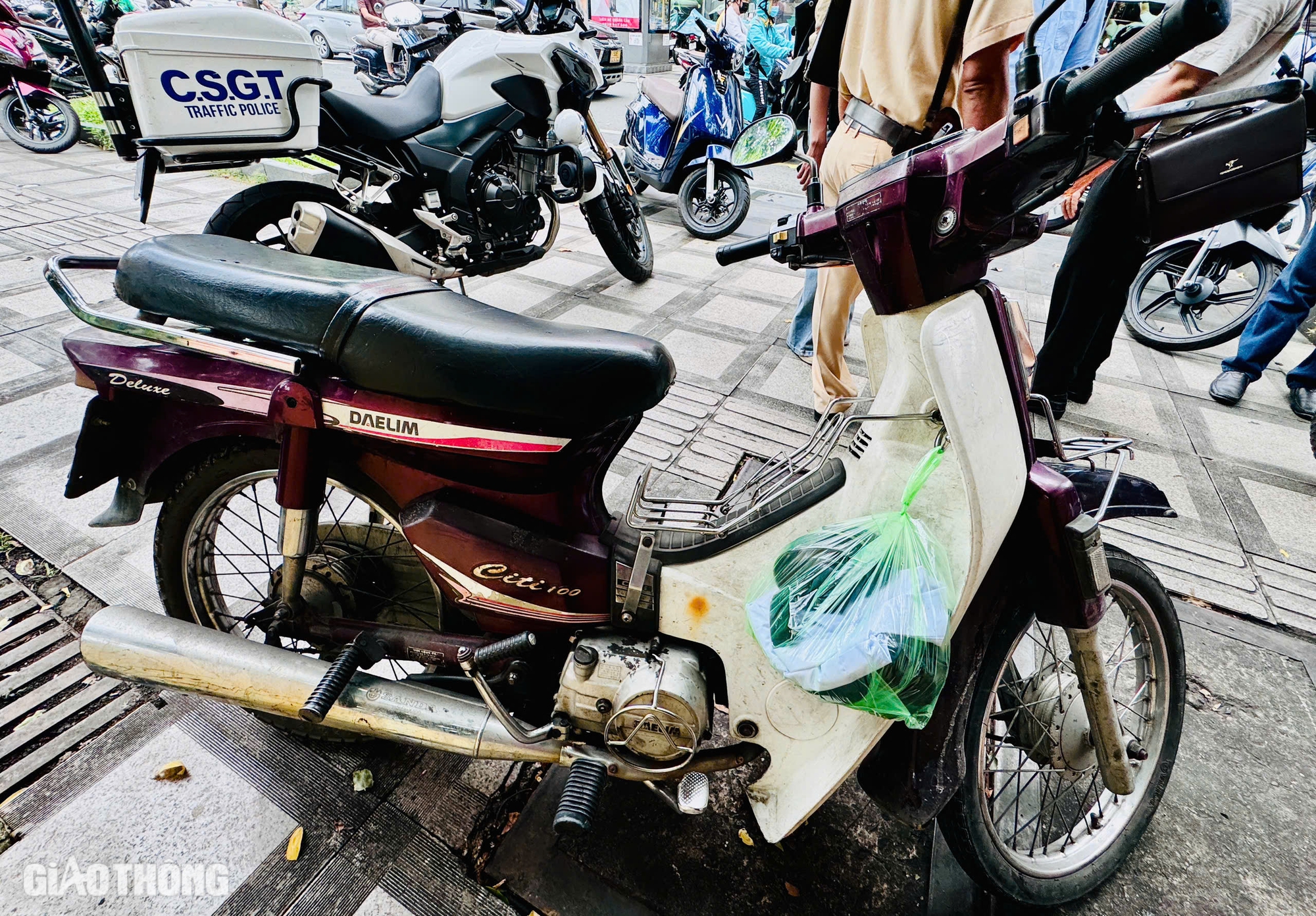 Nam sinh kh&oacute;c nghẹn khi bị giữ xe m&aacute;y v&agrave; quyết định ấm &aacute;p của CSGT- Ảnh 2.