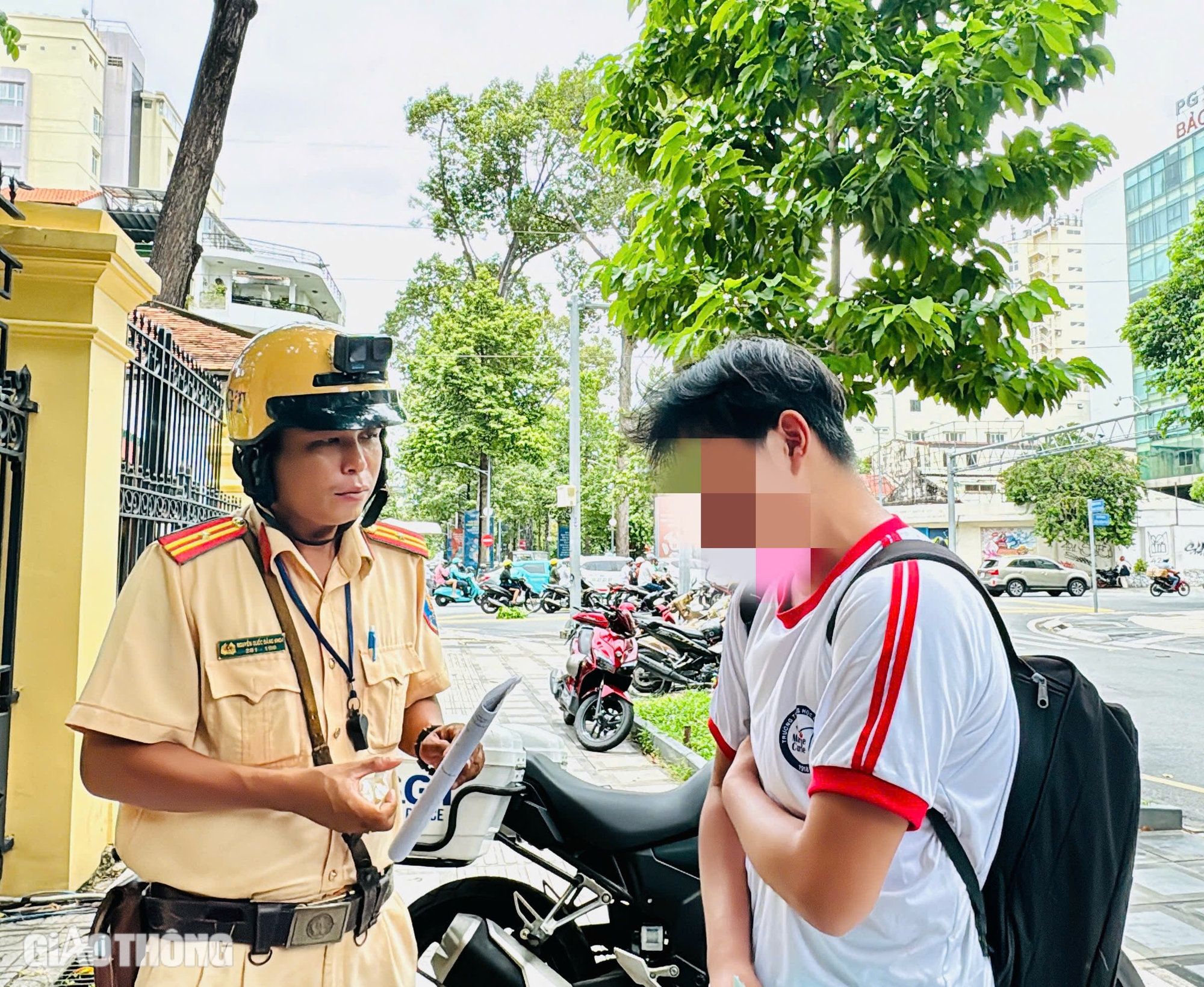 Nam sinh kh&oacute;c nghẹn khi bị giữ xe m&aacute;y v&agrave; quyết định ấm &aacute;p của CSGT- Ảnh 3.
