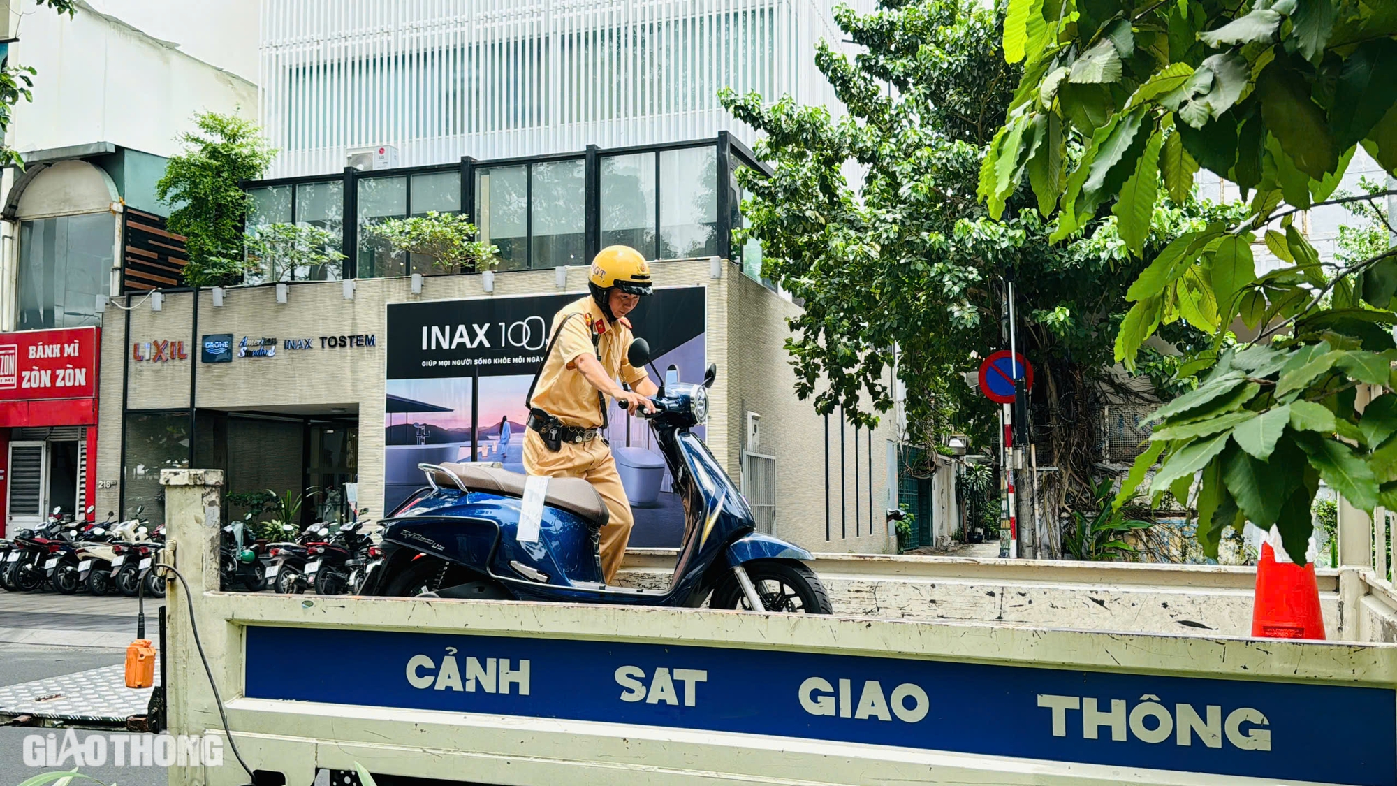 Nam sinh kh&oacute;c nghẹn khi bị giữ xe m&aacute;y v&agrave; quyết định ấm &aacute;p của CSGT- Ảnh 4.