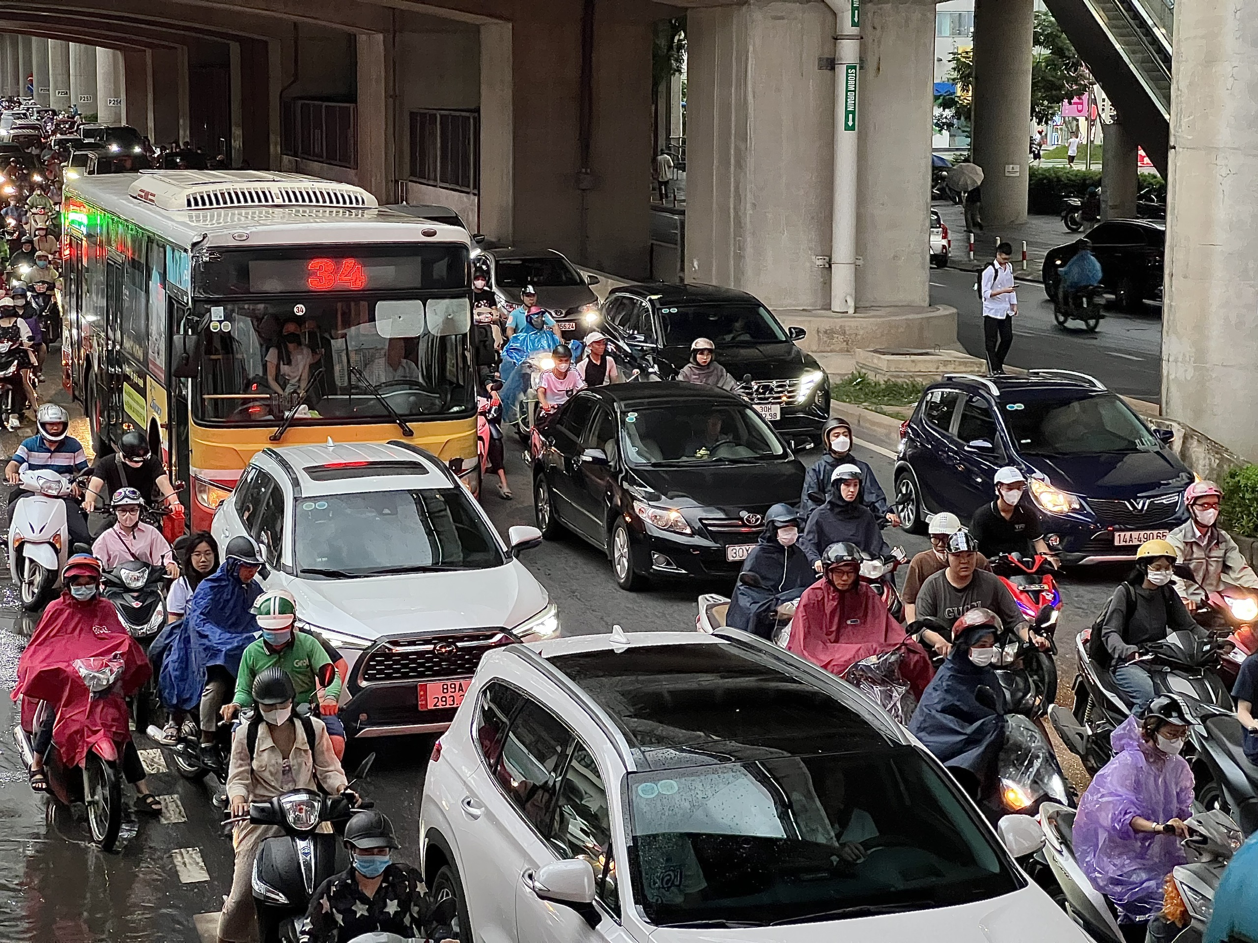 H&agrave; Nội: Nhiều tuyến đường tắc cứng sau trận mưa d&ocirc;ng trước b&atilde;o số 3- Ảnh 5.