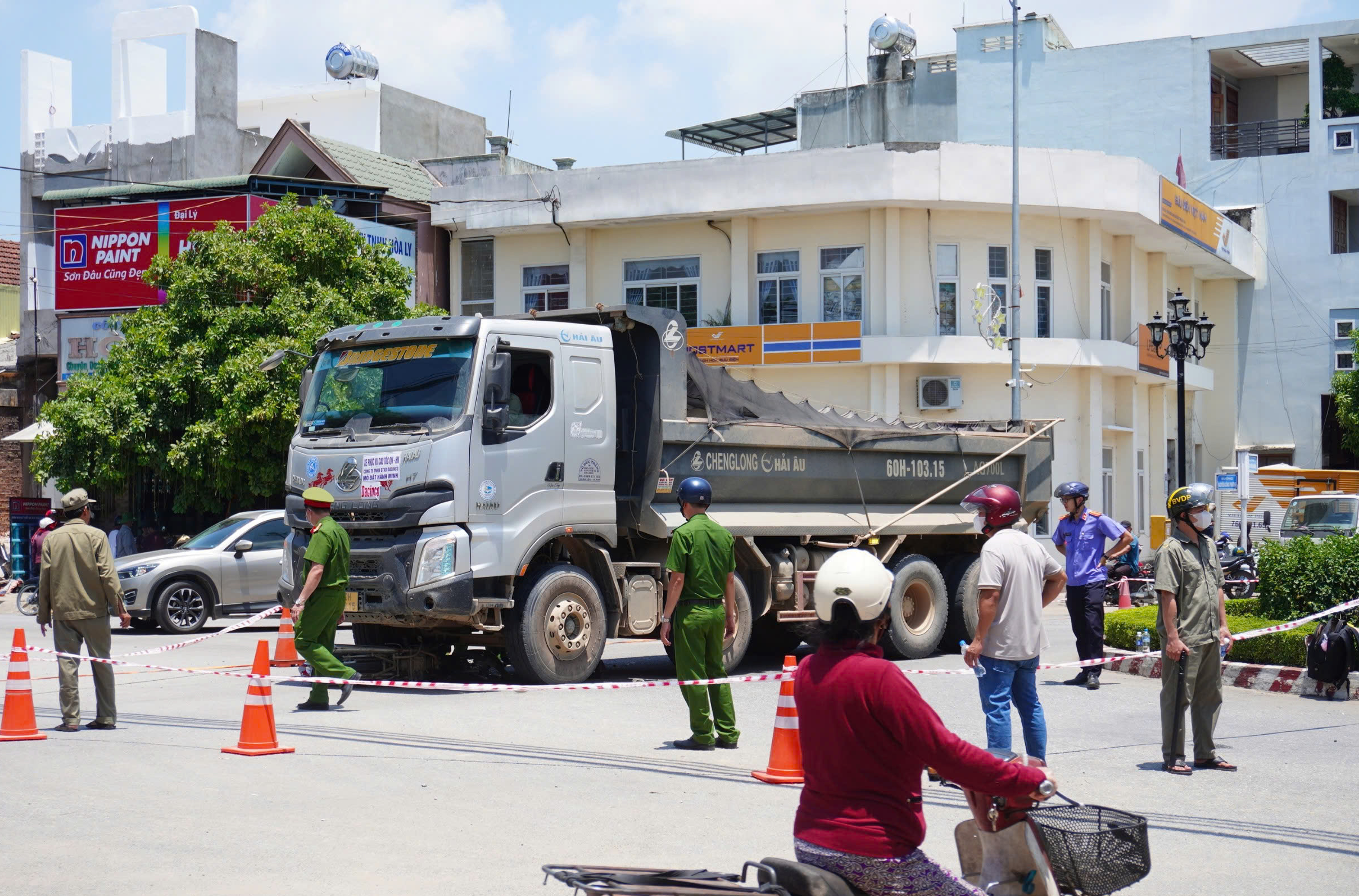 Kỹ năng v&agrave;o v&ograve;ng xuyến tr&aacute;nh xảy ra tai nạn d&agrave;nh cho người đi xe m&aacute;y- Ảnh 1.