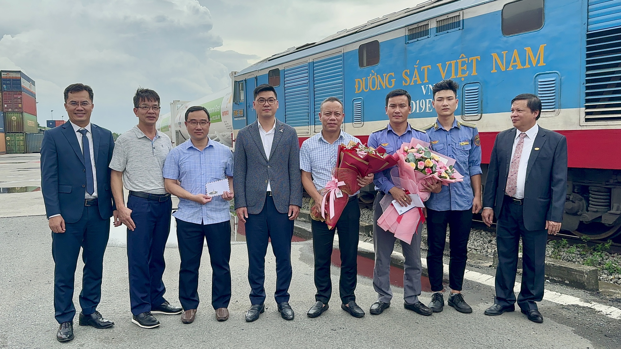 Chuyến t&agrave;u đầu ti&ecirc;n đưa 16 bồn kh&iacute; LNG từ Nam ra Bắc- Ảnh 5.