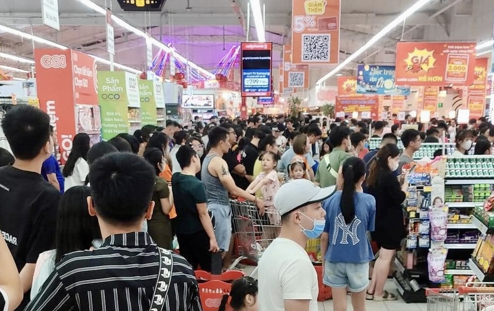 H&agrave; Nội: Người d&acirc;n đổ x&ocirc; mua thực phẩm t&iacute;ch trữ tr&aacute;nh b&atilde;o số 3 Yagi- Ảnh 1.