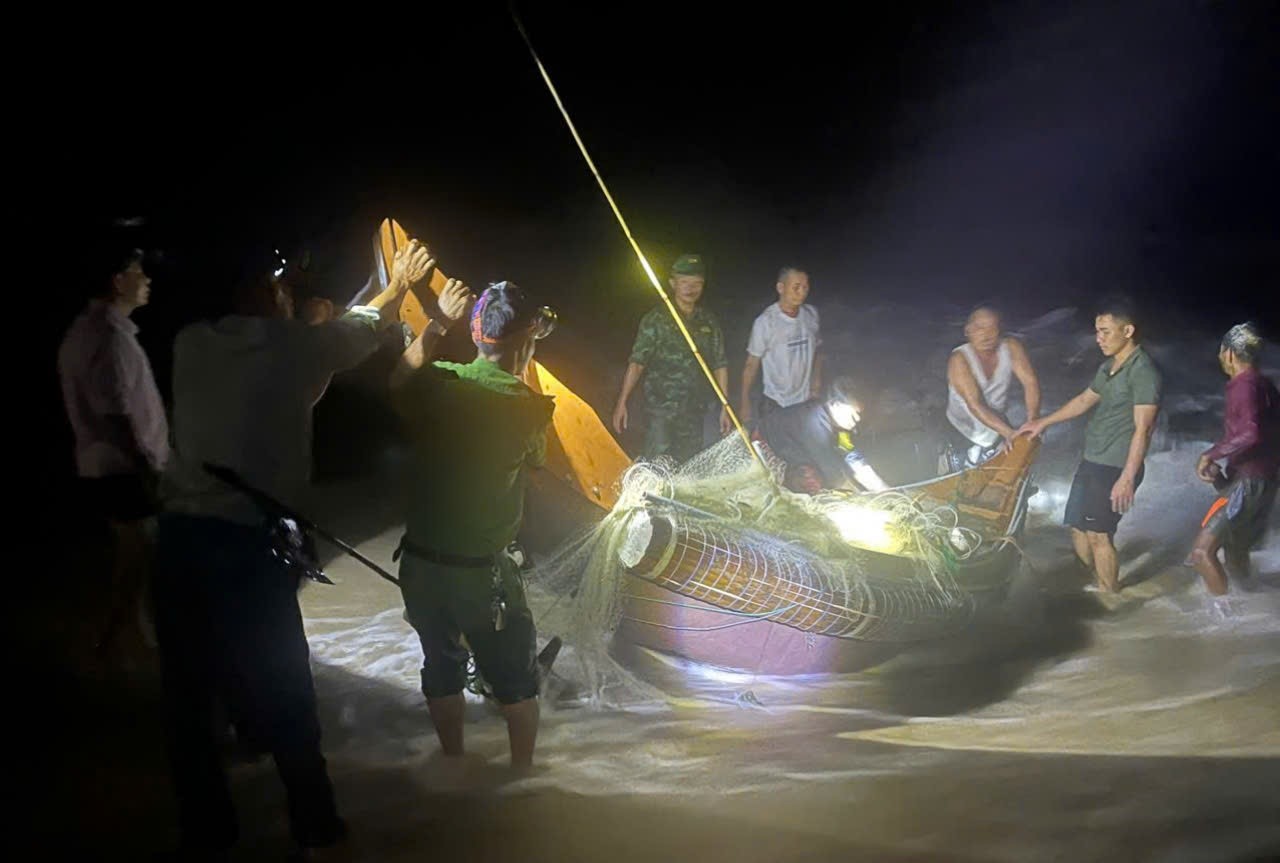 Cứu hộ 9 thuyền của ngư d&acirc;n Thừa Thi&ecirc;n Huế bị tr&ocirc;i dạt ra biển- Ảnh 1.
