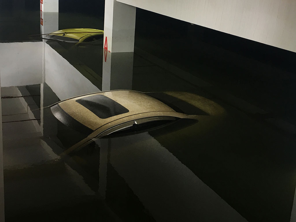 Chống si&ecirc;u b&atilde;o số 3 Yagi, đua nhau di tản &ocirc; t&ocirc; ra khỏi hầm chung cư- Ảnh 1.