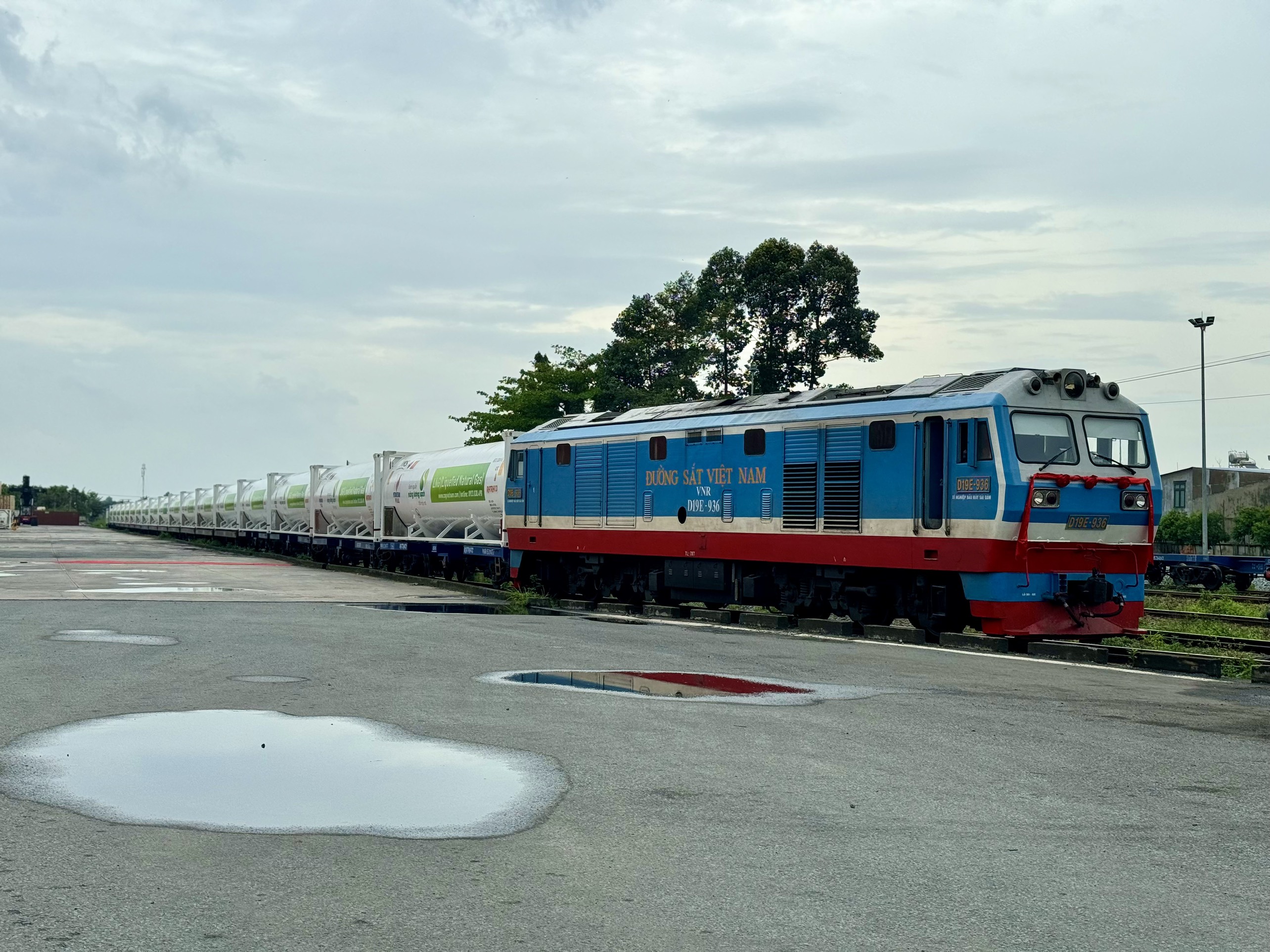 Chuyến t&agrave;u đầu ti&ecirc;n đưa 16 bồn kh&iacute; LNG từ Nam ra Bắc- Ảnh 2.