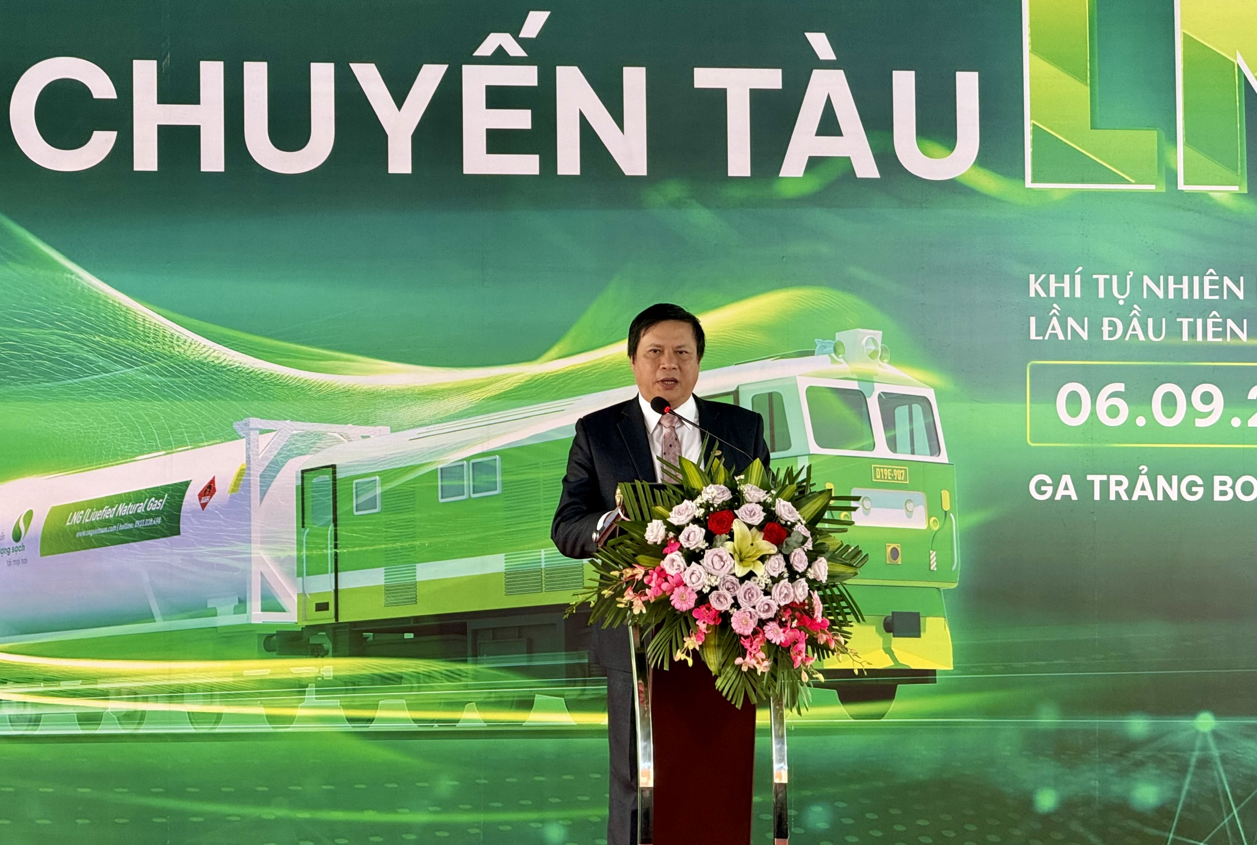 Chuyến t&agrave;u đầu ti&ecirc;n đưa 16 bồn kh&iacute; LNG từ Nam ra Bắc- Ảnh 4.