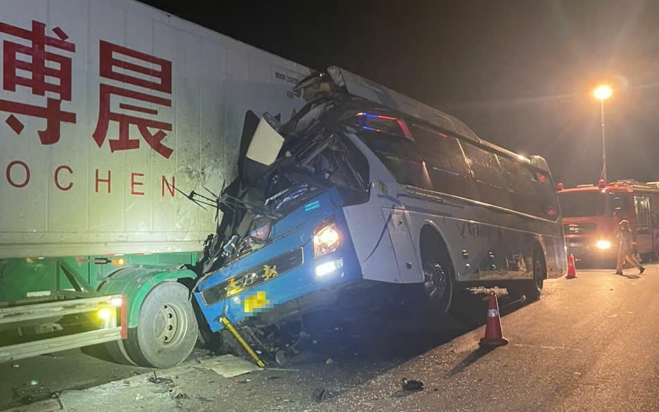 Bản tin TNGT 6/9: T&ocirc;ng v&agrave;o đu&ocirc;i xe đầu k&eacute;o, hai người đi xe m&aacute;y tử vong