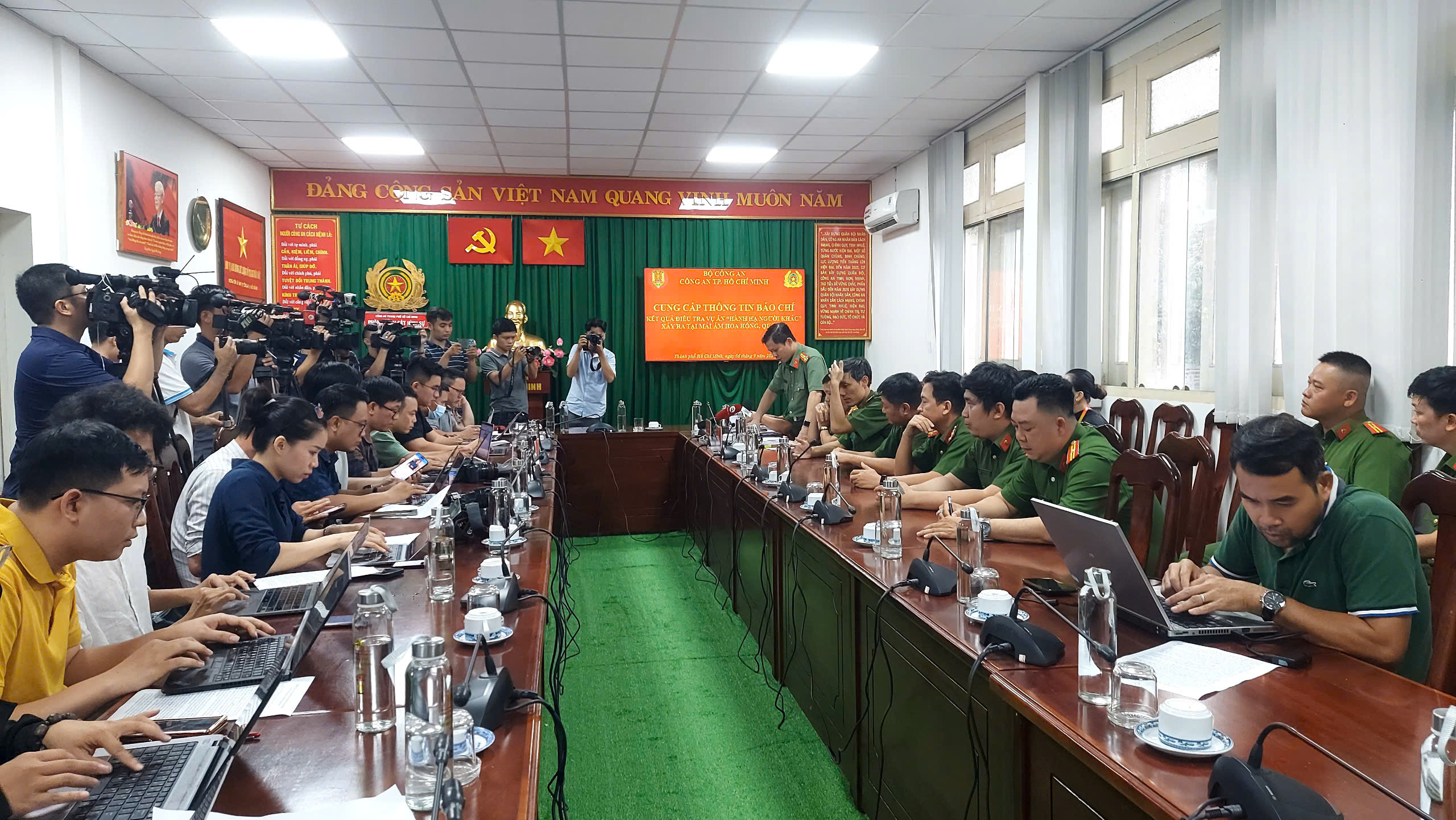 Khởi tố, bắt tạm giam 2 bảo mẫu tại M&aacute;i ấm Hoa Hồng- Ảnh 1.