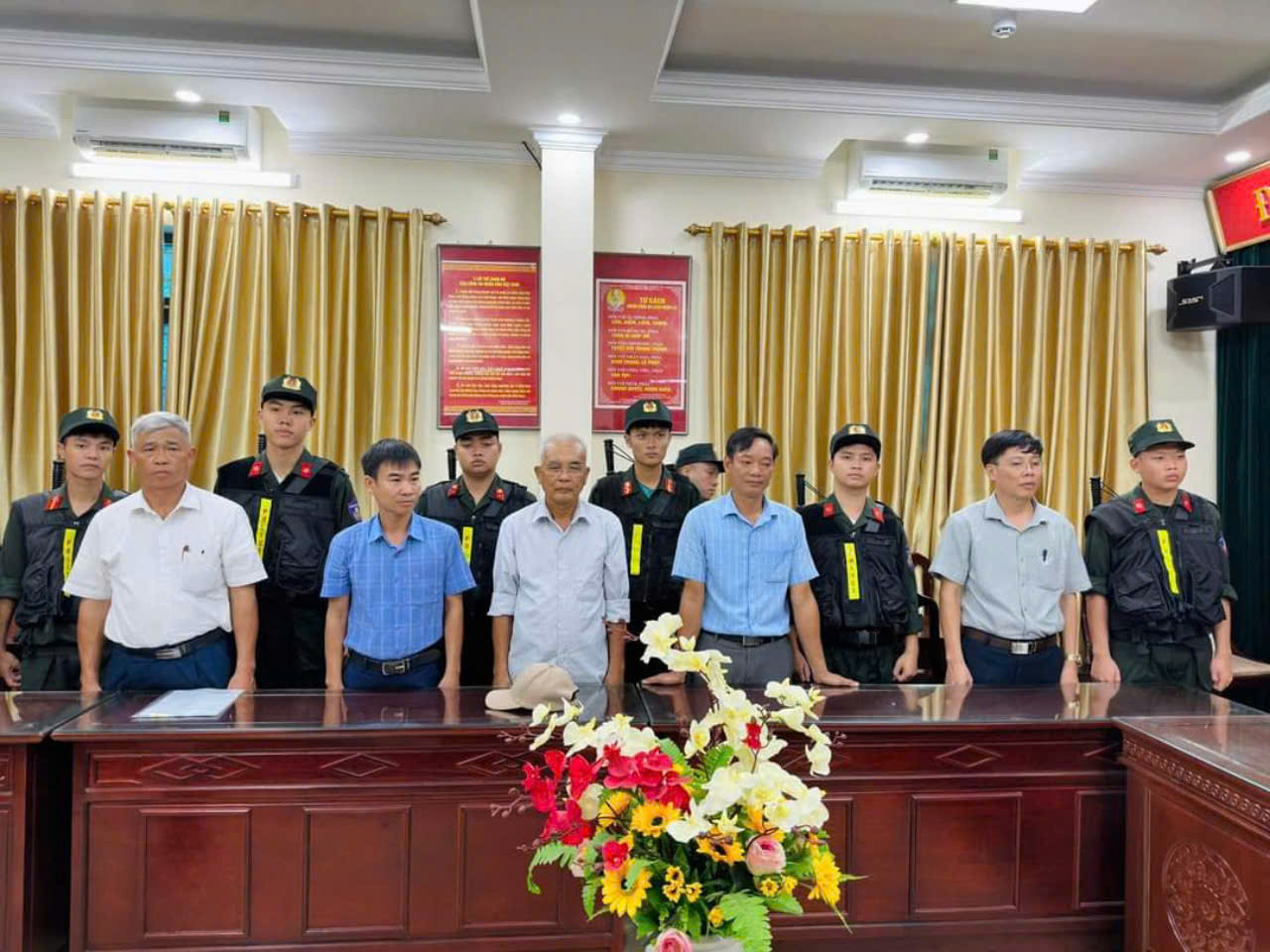 Khởi tố 5 c&aacute;n bộ x&atilde; li&ecirc;n quan đến sai phạm tại Cồn Xanh- Ảnh 1.