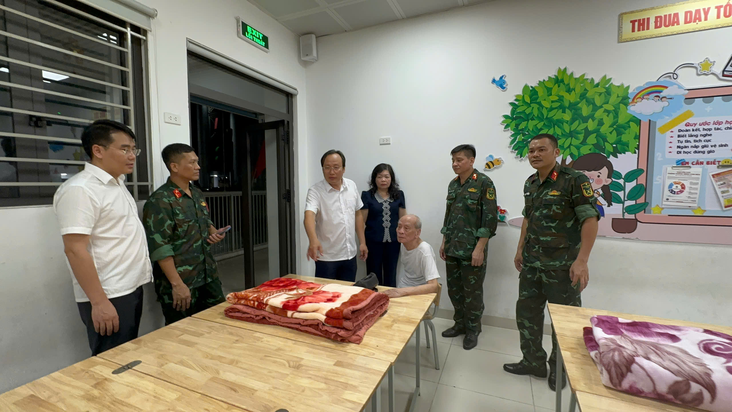 Cận cảnh nơi ở tạm của 160 người H&agrave; Nội phải di dời để tr&aacute;nh si&ecirc;u b&atilde;o- Ảnh 2.