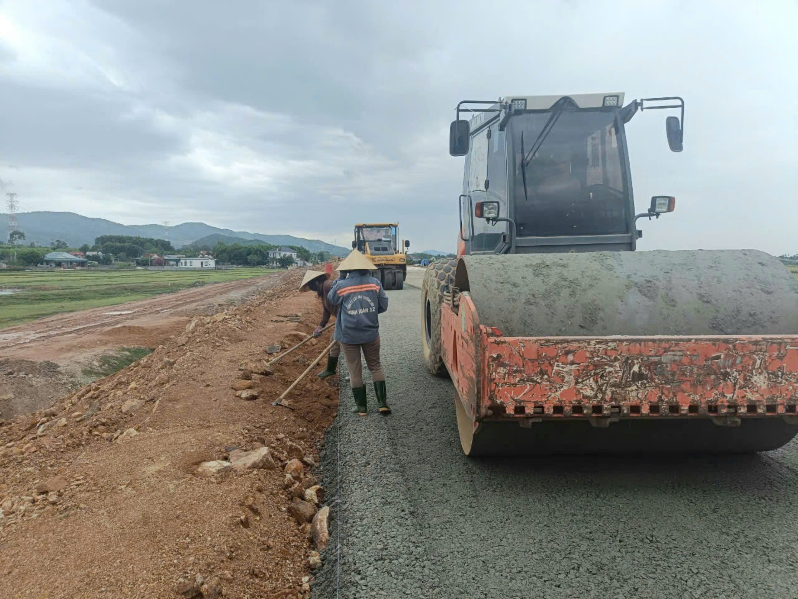 Nhiều c&ocirc;ng trường thu hẹp phạm vi thi c&ocirc;ng do ảnh hưởng b&atilde;o số 3- Ảnh 1.