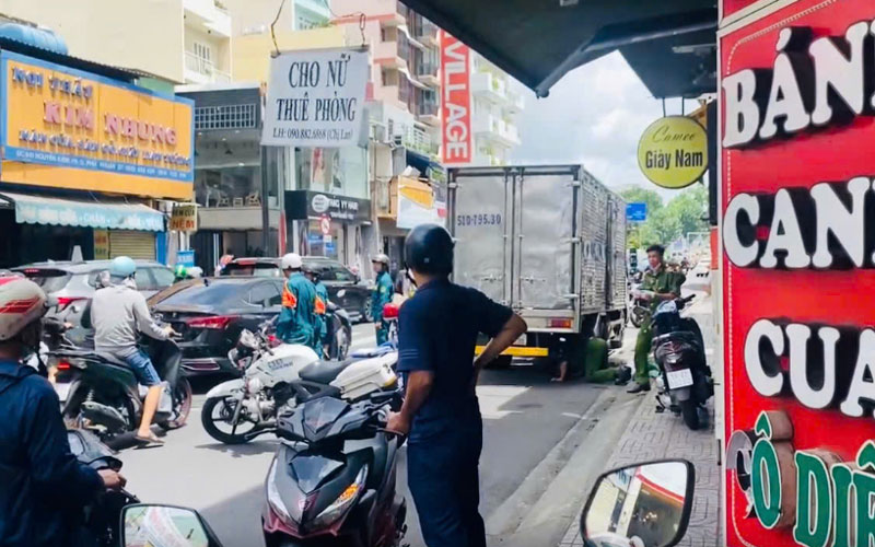 Lực lượng chức năng kh&aacute;m nghiệm hiện trường.