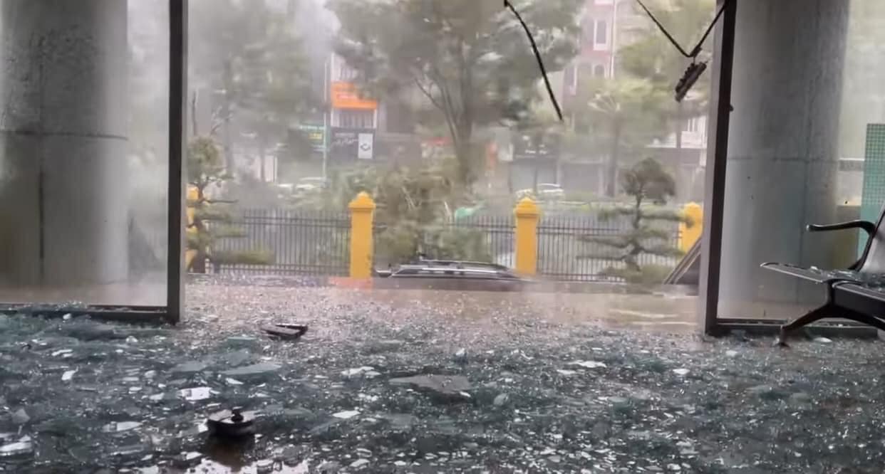 Gi&oacute; giật kinh ho&agrave;ng hất tung cửa k&iacute;nh, giật phăng m&aacute;i t&ocirc;n, nhấn ch&igrave;m t&agrave;u ở Quảng Ninh- Ảnh 2.