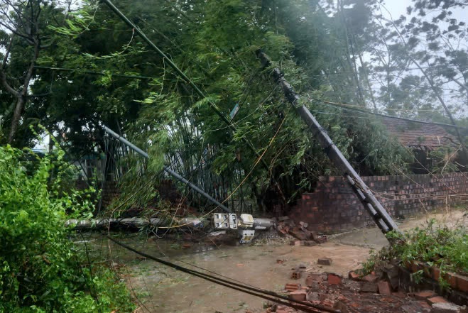 B&atilde;o số 3 Yagi đổ bộ g&acirc;y mất điện diện rộng tại miền Bắc- Ảnh 1.