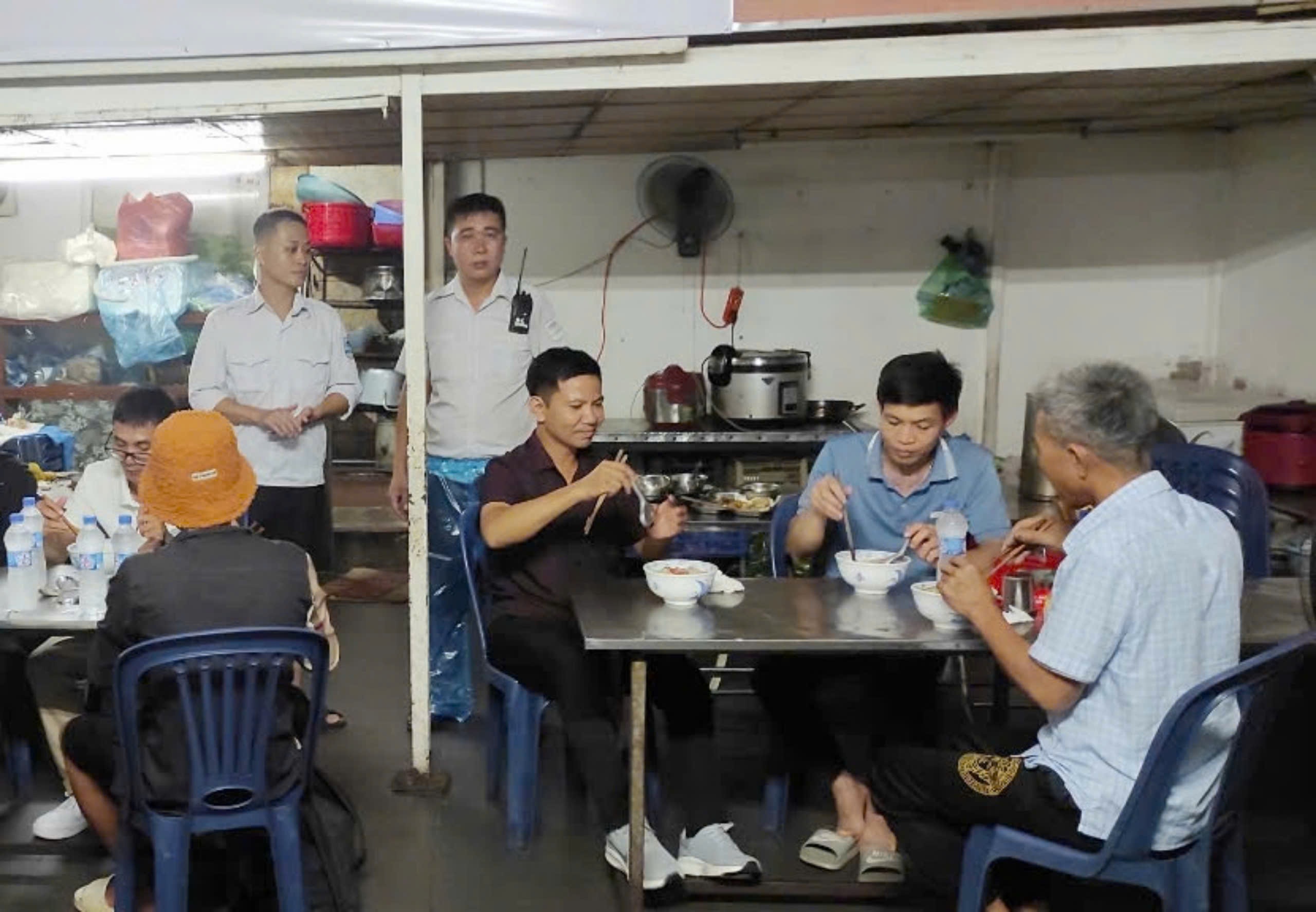 H&agrave; Nội: Bến xe hỗ trợ ăn, nghỉ cho kh&aacute;ch đến bến d&ugrave; đang tạm đ&oacute;ng cửa v&igrave; b&atilde;o số 3- Ảnh 2.