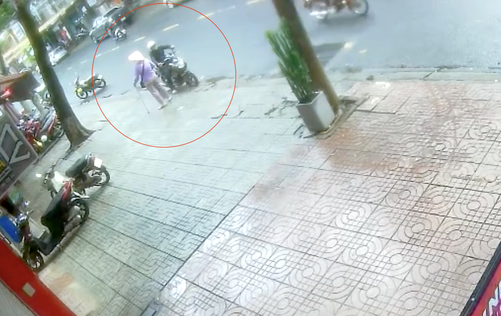 Bắt giữ người đ&agrave;n &ocirc;ng cướp hơn 400 v&eacute; số của cụ b&agrave; ở Đắk Lắk- Ảnh 2.