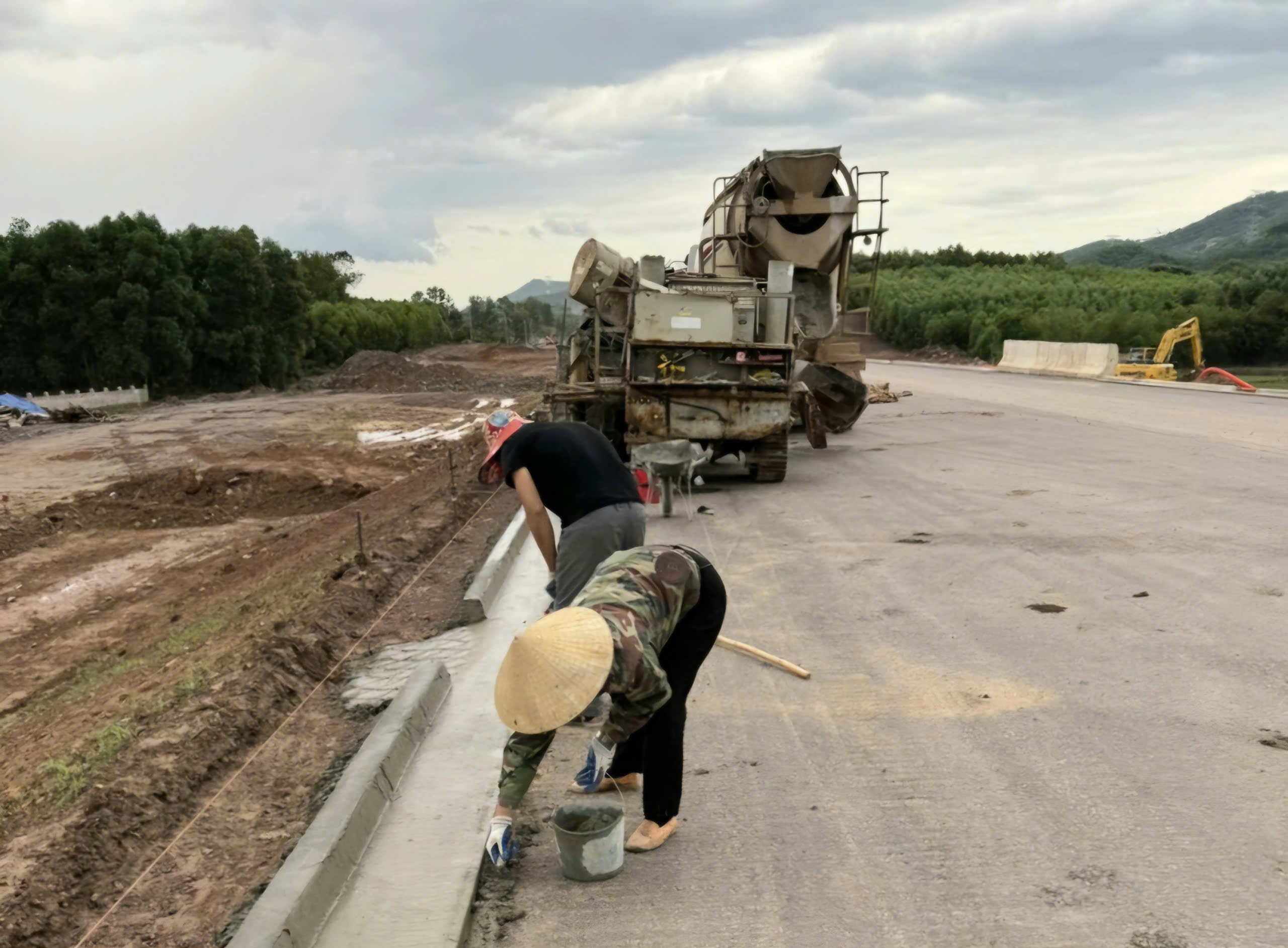 Nhiều c&ocirc;ng trường thu hẹp phạm vi thi c&ocirc;ng do ảnh hưởng b&atilde;o số 3- Ảnh 3.