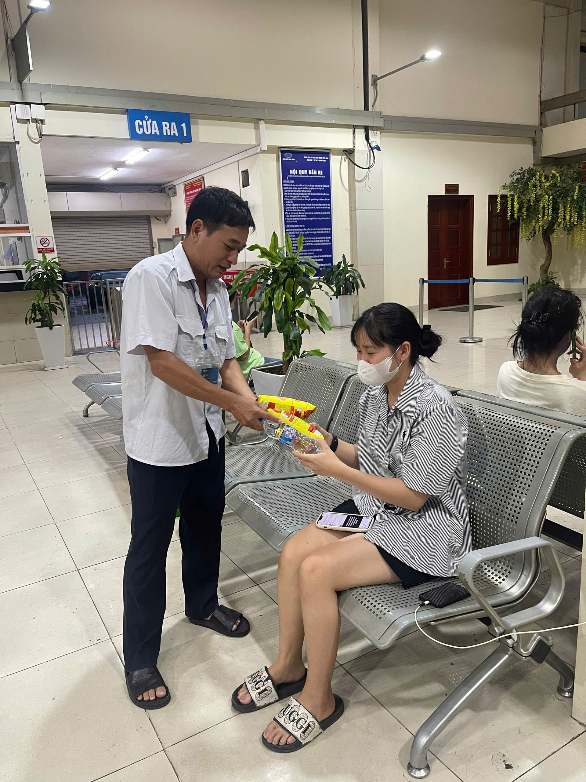H&agrave; Nội: Bến xe hỗ trợ ăn, nghỉ cho kh&aacute;ch đến bến d&ugrave; đang tạm đ&oacute;ng cửa v&igrave; b&atilde;o số 3- Ảnh 3.