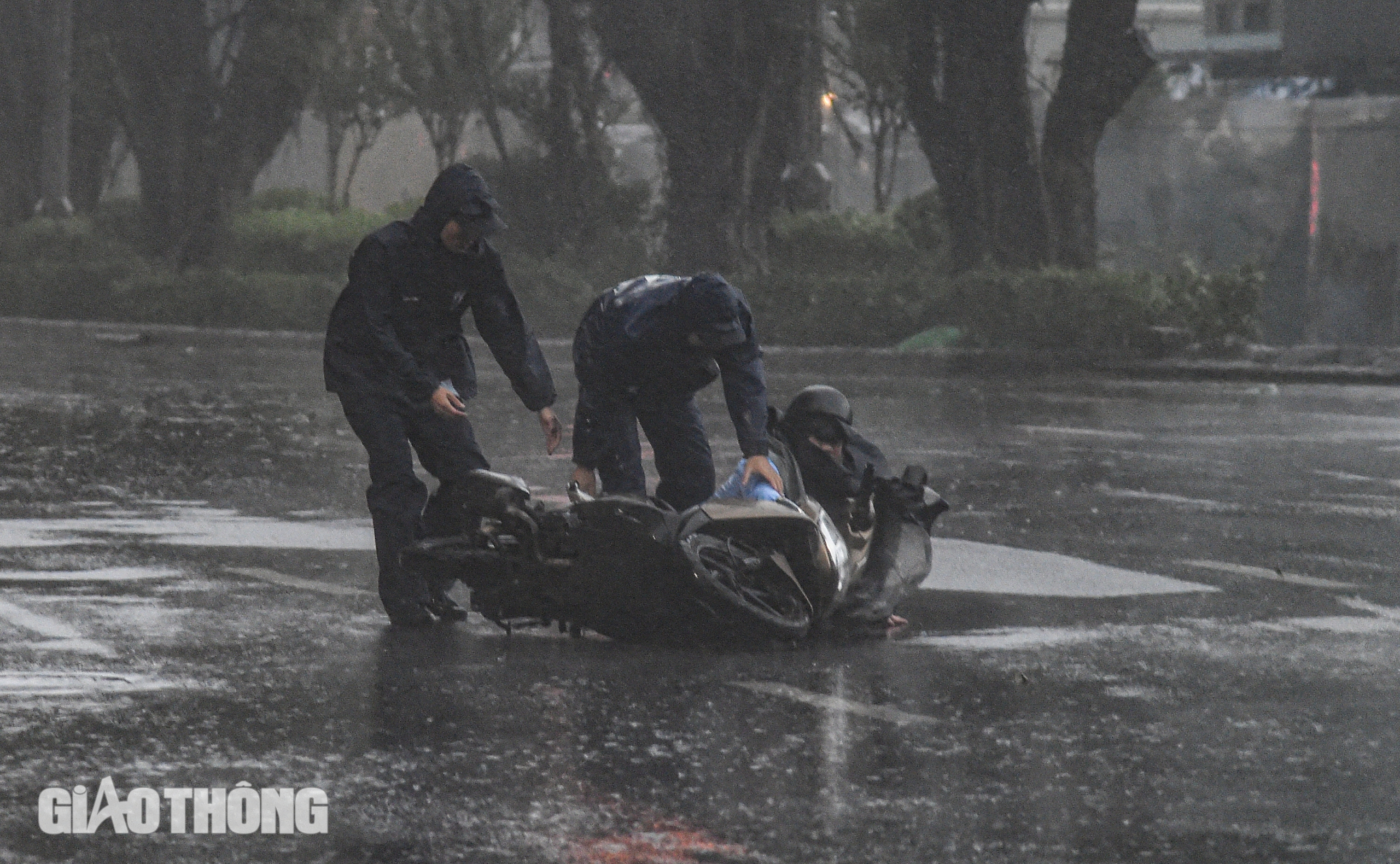 B&atilde;o số 3 tr&agrave;n về H&agrave; Nội, gi&oacute; giật mạnh quật ng&atilde; nhiều người đi đường- Ảnh 3.