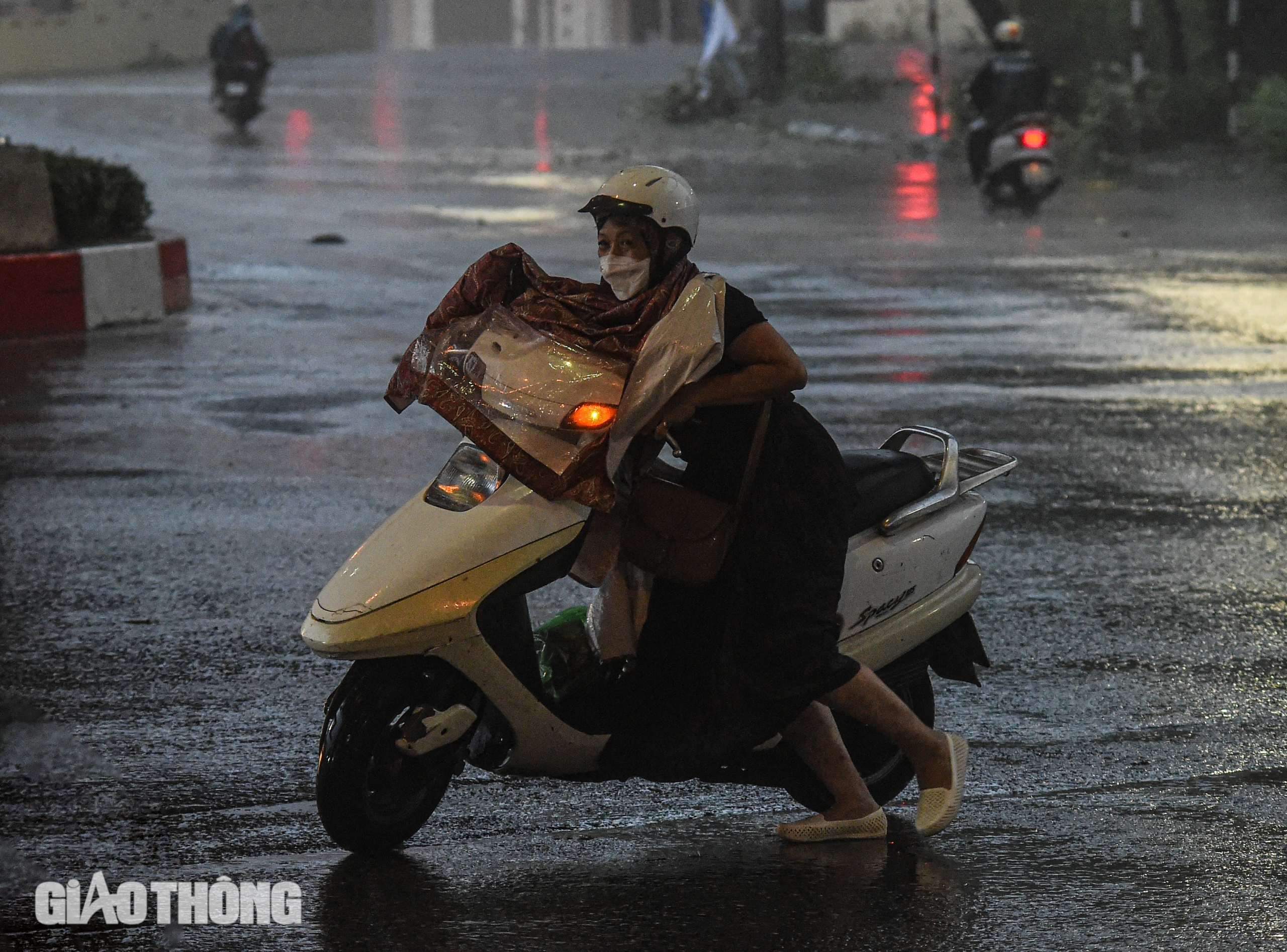 B&atilde;o số 3 tr&agrave;n về H&agrave; Nội, gi&oacute; giật mạnh quật ng&atilde; nhiều người đi đường- Ảnh 8.