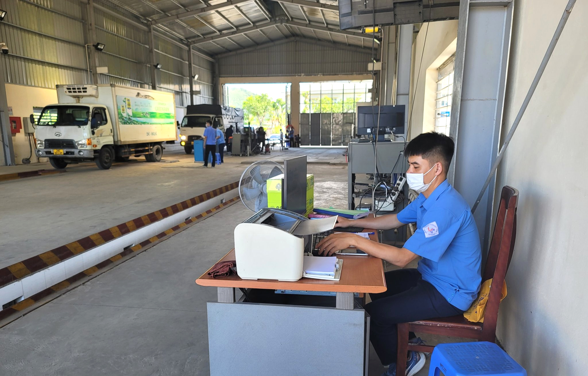 Sửa quy định về giấy tờ cần xuất tr&igrave;nh khi đi đăng kiểm- Ảnh 1.