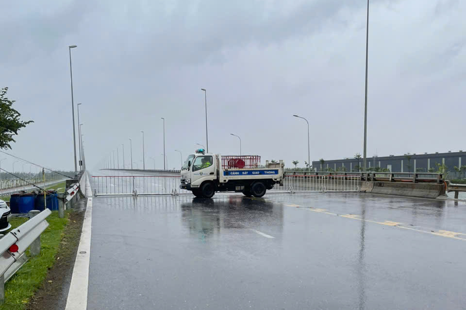 B&atilde;o số 3: Cấm phương tiện qua cầu vượt biển T&acirc;n Vũ - Lạch Huyện- Ảnh 2.