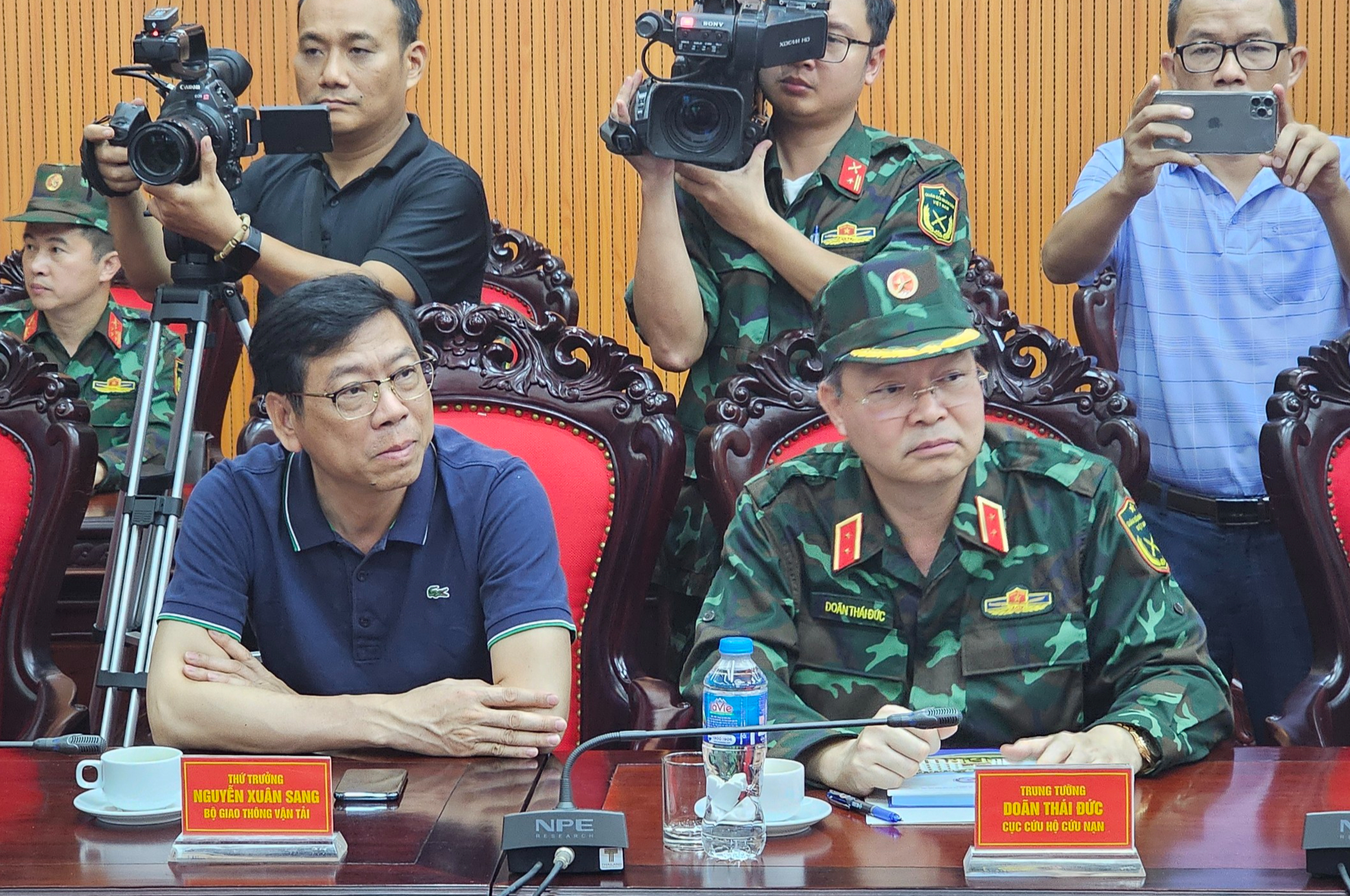 Duy tr&igrave; cấm đường, hạn chế tối đa người d&acirc;n ra khỏi nh&agrave; đến sau 20h- Ảnh 2.