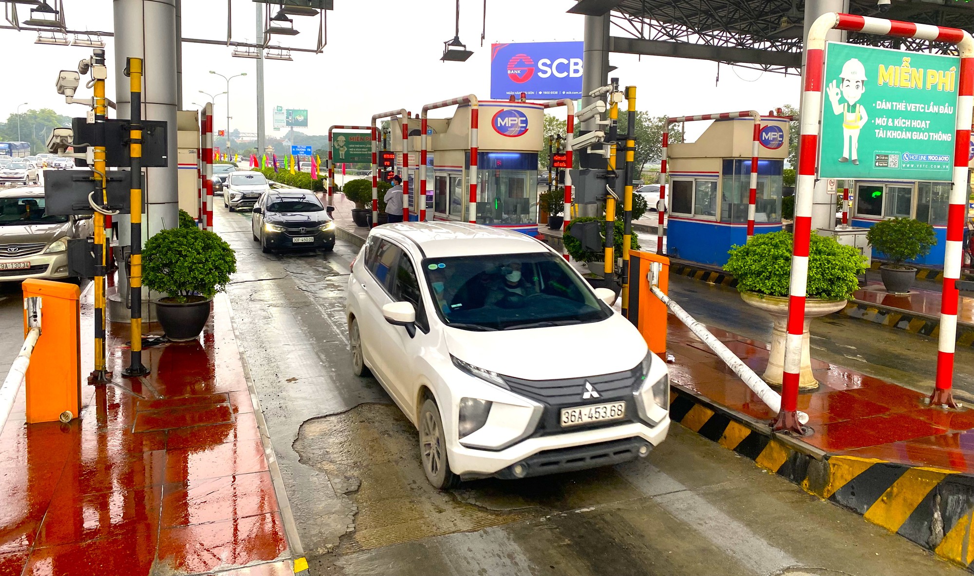 Mở barie, r&uacute;t nh&acirc;n sự tại trạm thu ph&iacute; để đảm bảo an to&agrave;n trong b&atilde;o số 3- Ảnh 1.