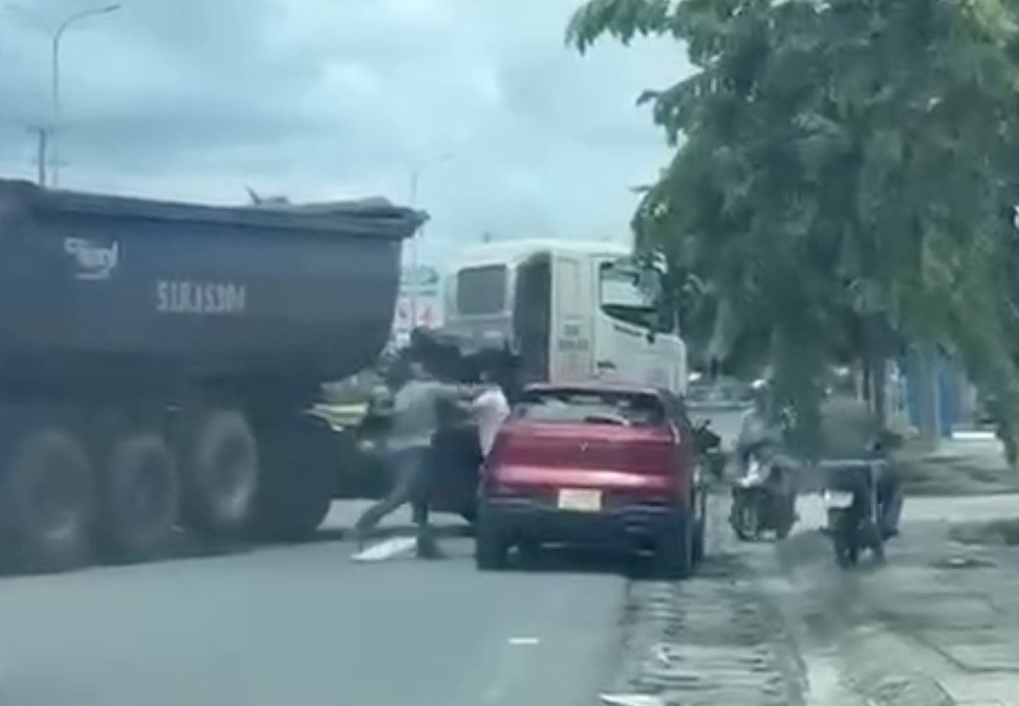 T&agrave;i xế xe đầu k&eacute;o chặn đ&aacute;nh t&agrave;i xế &ocirc; t&ocirc; con tr&ecirc;n QL51- Ảnh 1.