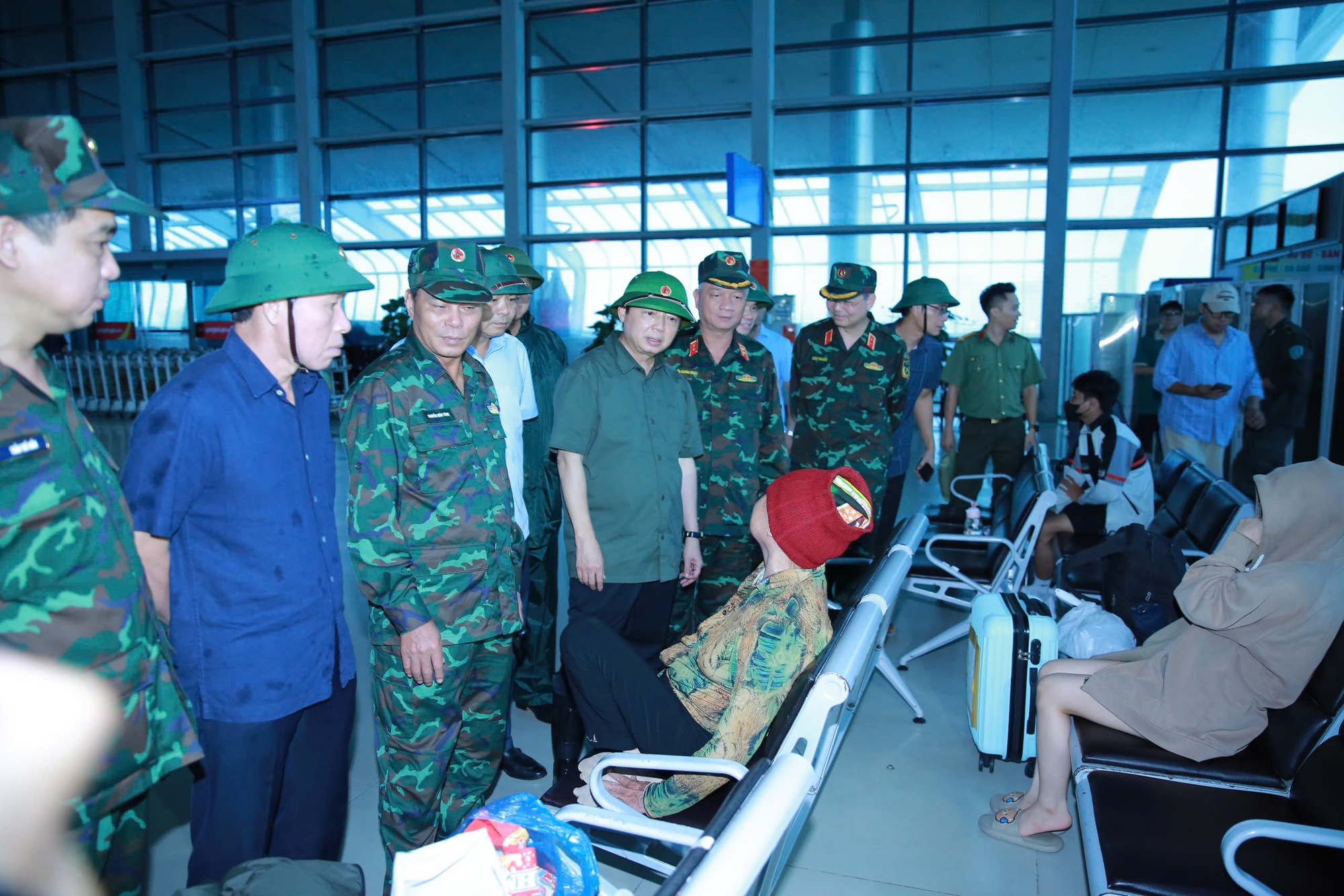 Ph&oacute; thủ tướng Trần Hồng H&agrave;: Tập trung kh&ocirc;i phục hệ thống điện, th&ocirc;ng tin, giao th&ocirc;ng- Ảnh 2.