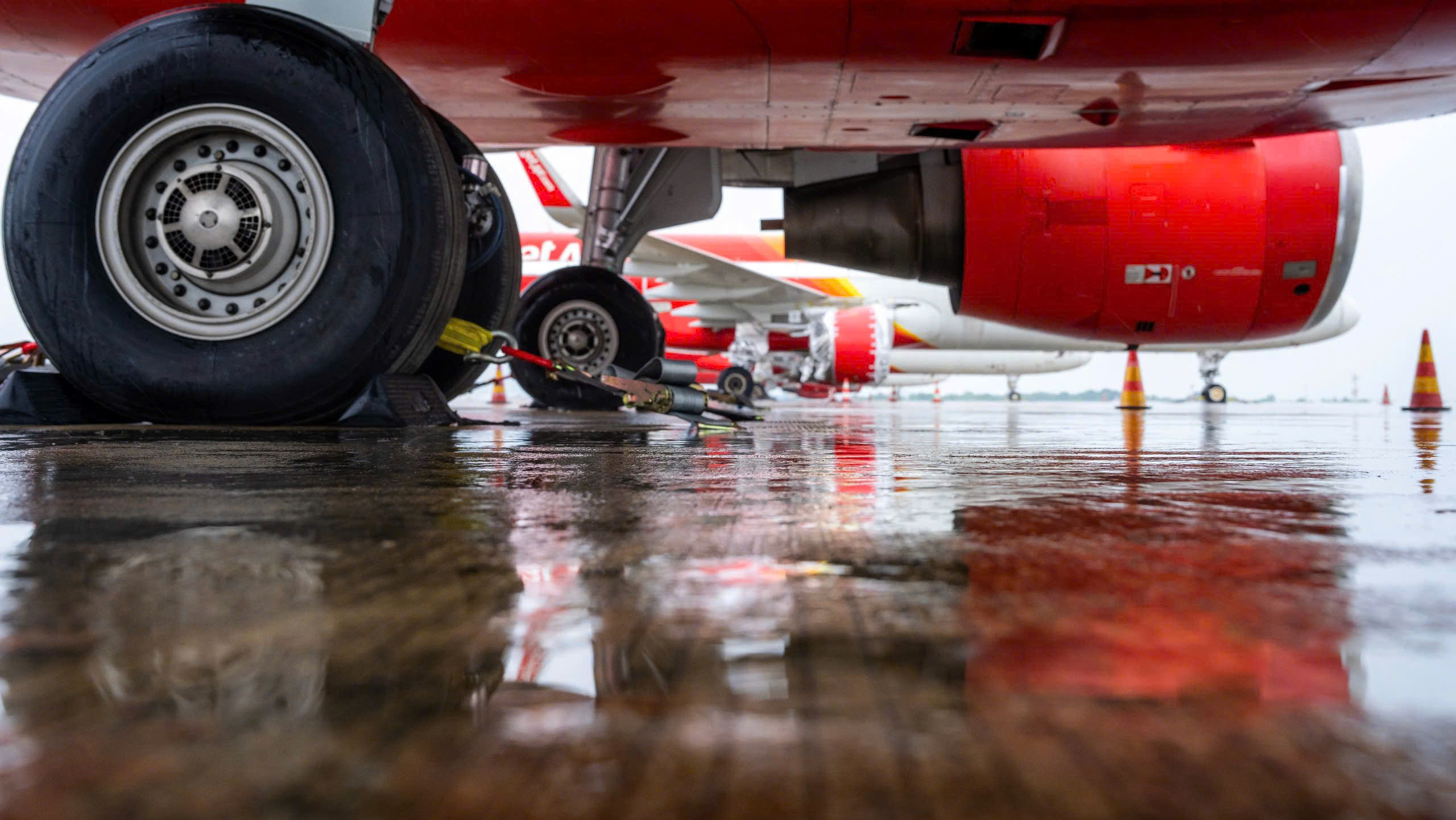 S&acirc;n bay Nội B&agrave;i trước giờ tạm đ&oacute;ng cửa v&igrave; b&atilde;o số 3- Ảnh 9.