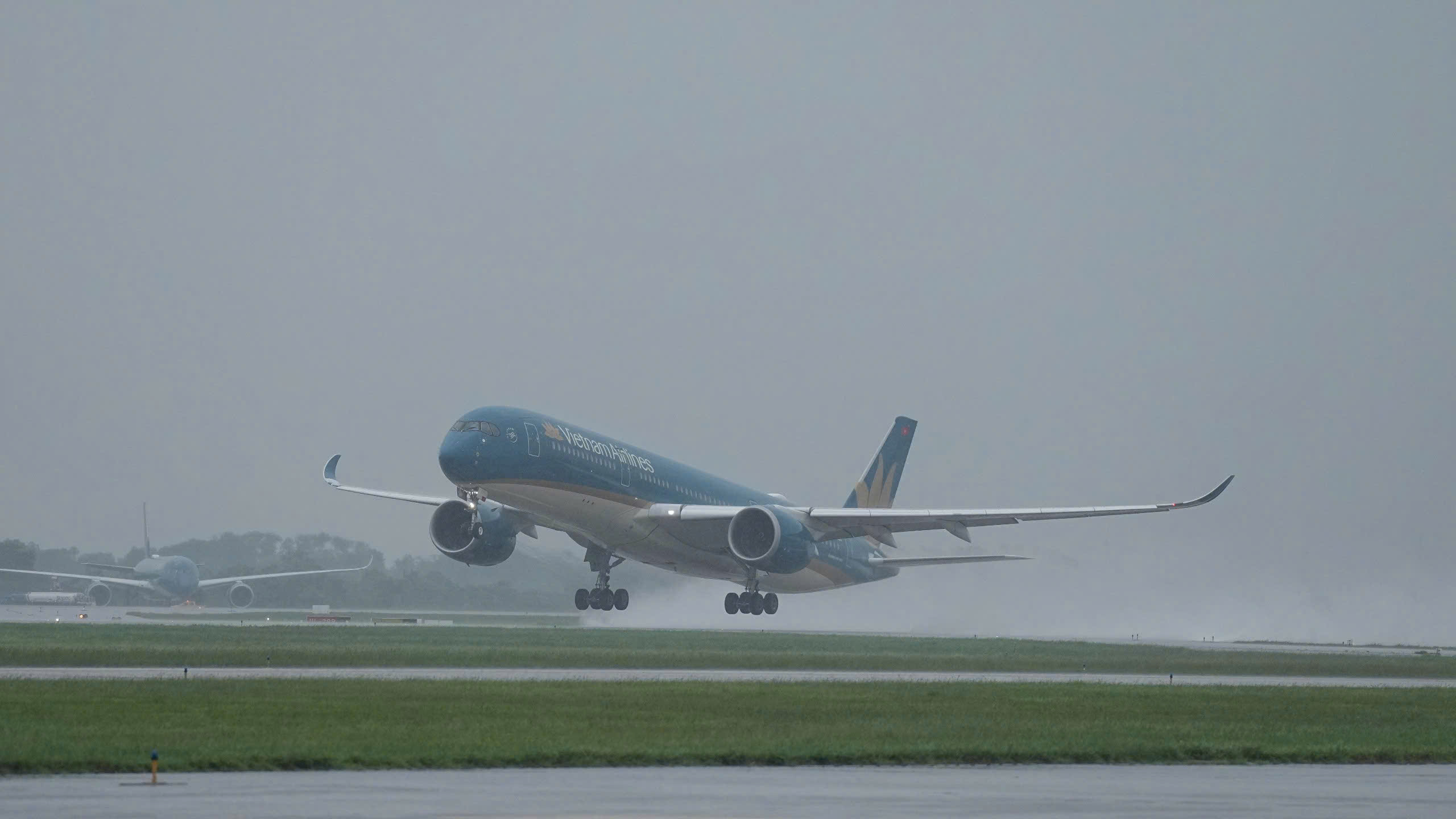 120 chuyến bay bị hủy, nhiều s&acirc;n bay thiệt hại do b&atilde;o số 3- Ảnh 1.