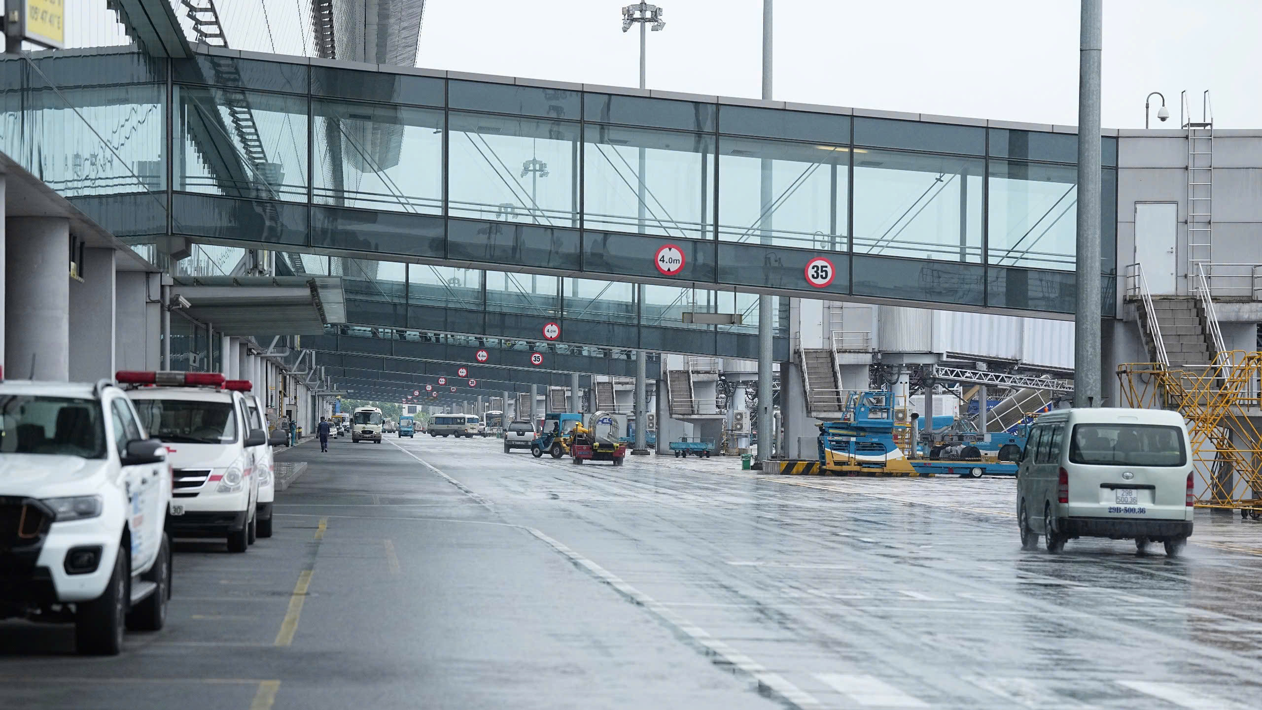 S&acirc;n bay Nội B&agrave;i trước giờ tạm đ&oacute;ng cửa v&igrave; b&atilde;o số 3- Ảnh 13.