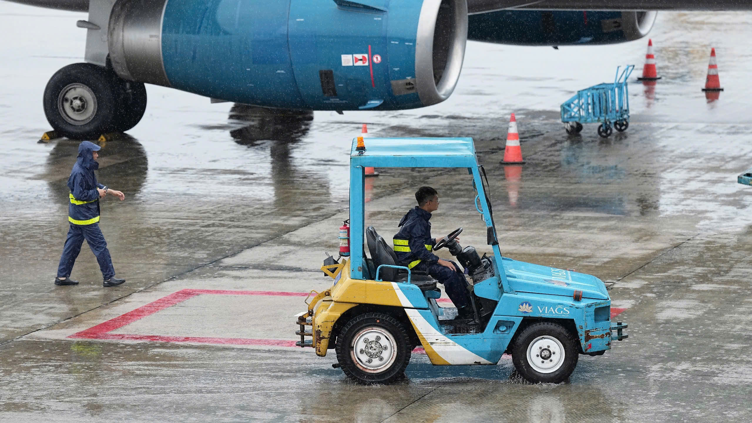 S&acirc;n bay Nội B&agrave;i trước giờ tạm đ&oacute;ng cửa v&igrave; b&atilde;o số 3- Ảnh 12.