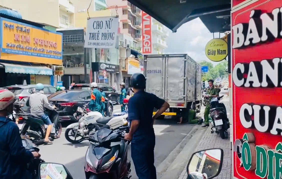 TP.HCM: Cụ bà tử vong thương tâm dưới gầm xe chở nước đá- Ảnh 1. TP.HCM: Cụ bà tử vong thương tâm dưới gầm xe chở nước đá- Ảnh 1.