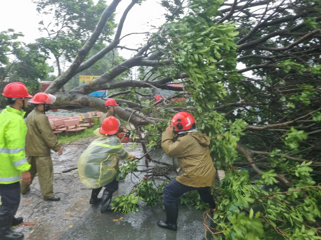 Mưa lớn kết hợp triều cường, nhiều tuyến phố Hải Ph&ograve;ng ngập như s&ocirc;ng- Ảnh 5.