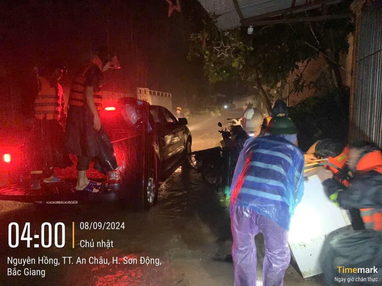 Trắng đ&ecirc;m hỗ trợ h&agrave;ng trăm hộ d&acirc;n "chạy" lũ tại Bắc Giang- Ảnh 5.