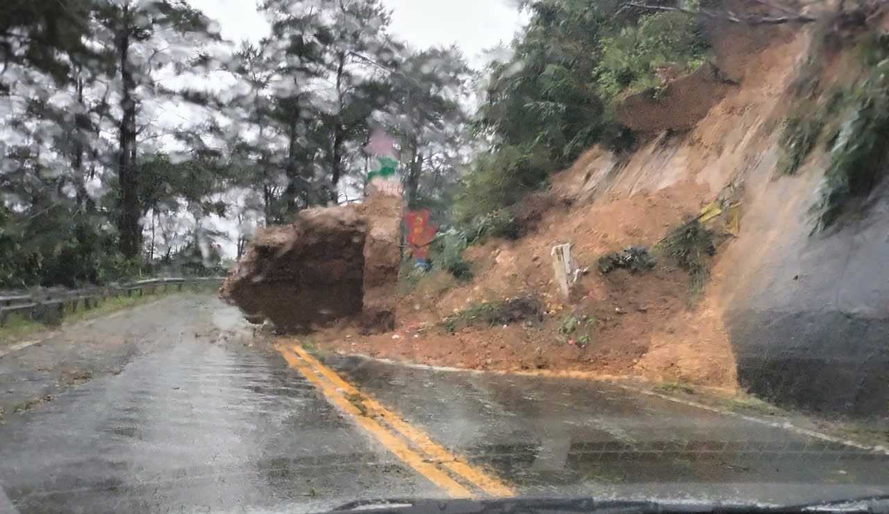 Vĩnh Ph&uacute;c: Giải cứu 3 người mắc kẹt trong b&atilde;o lũ- Ảnh 3.